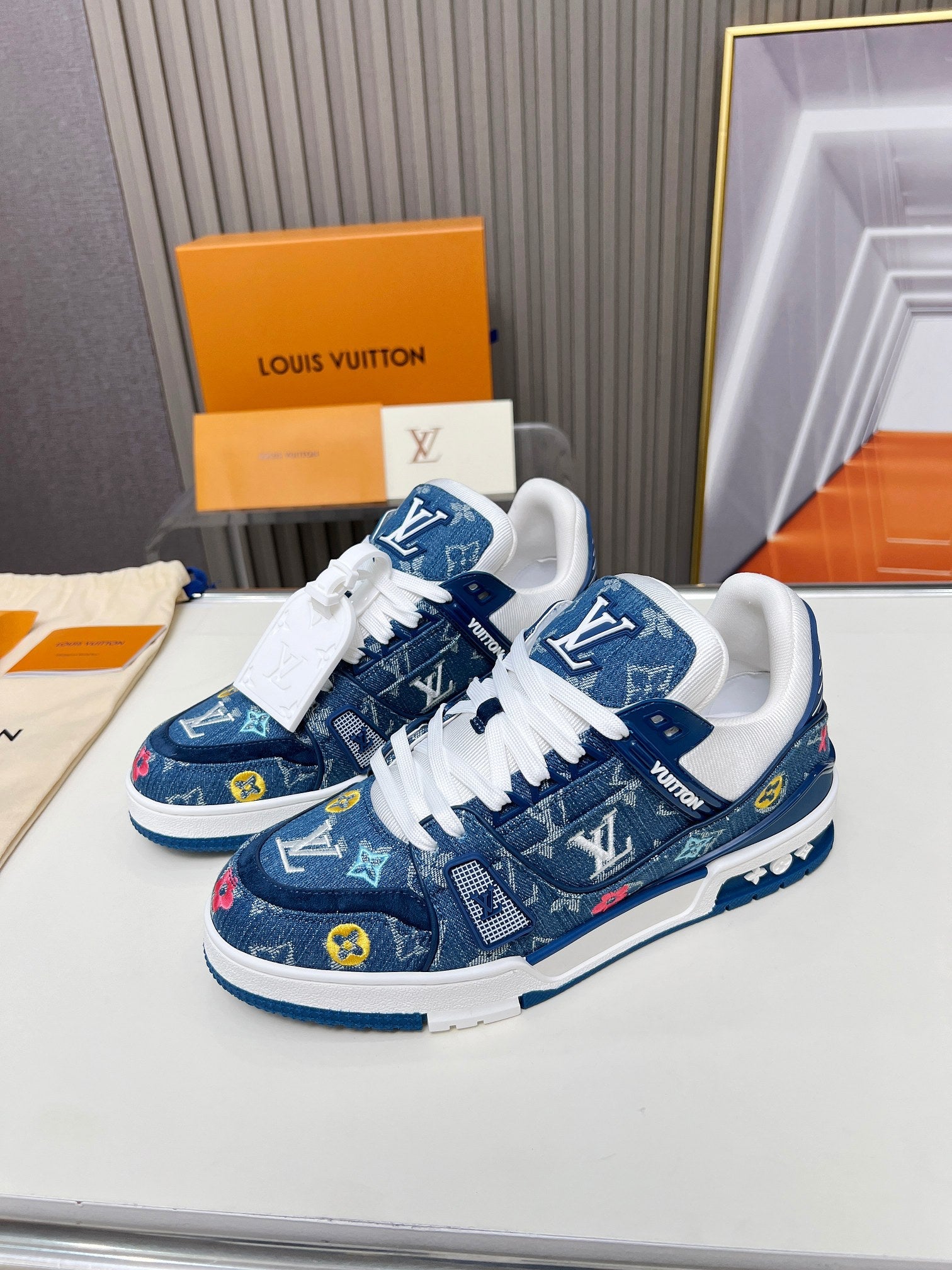 LVE LOGO TRAINERS (pre-order)