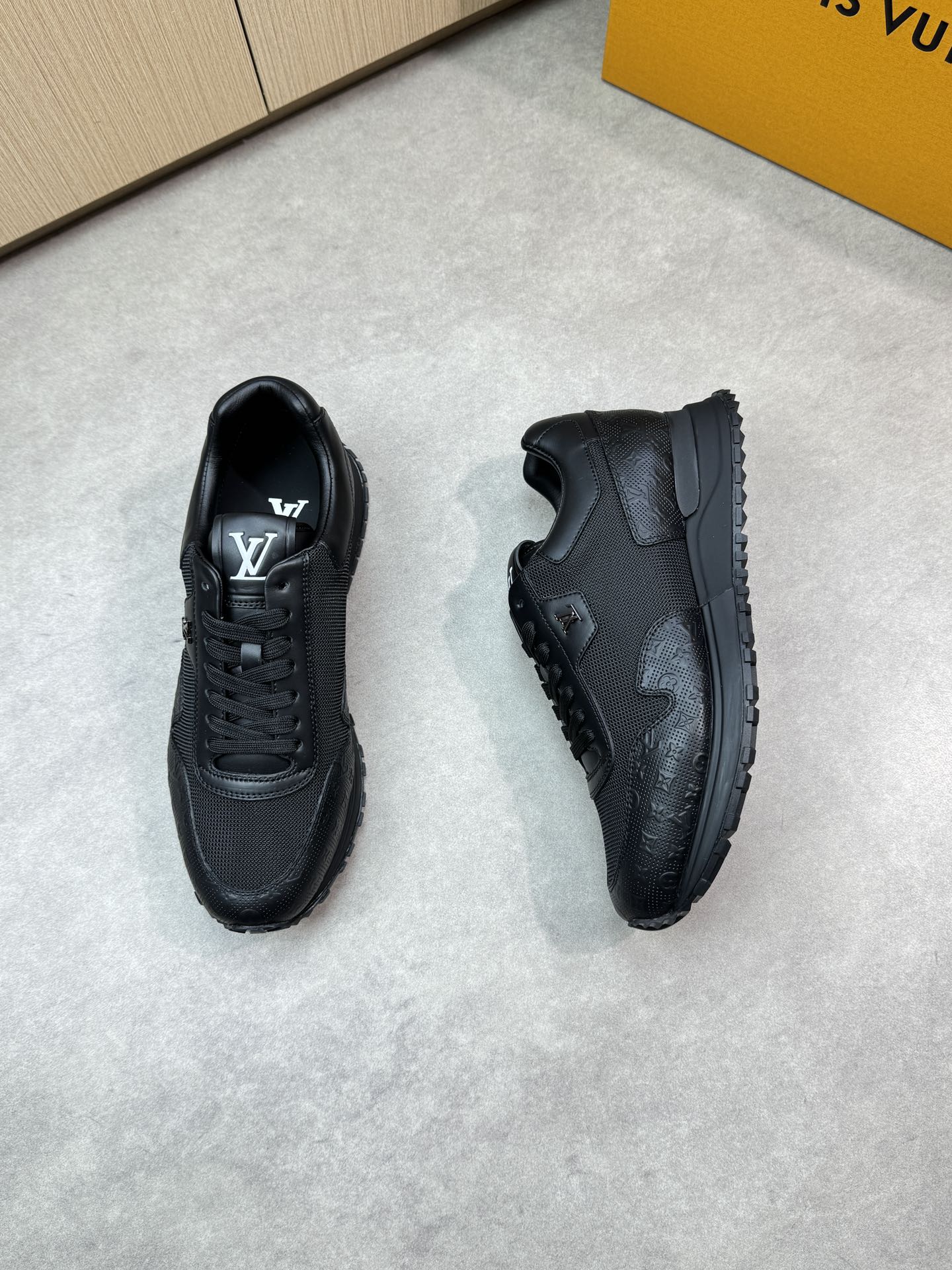 LVE TRAINERS BLACK (pre-order)