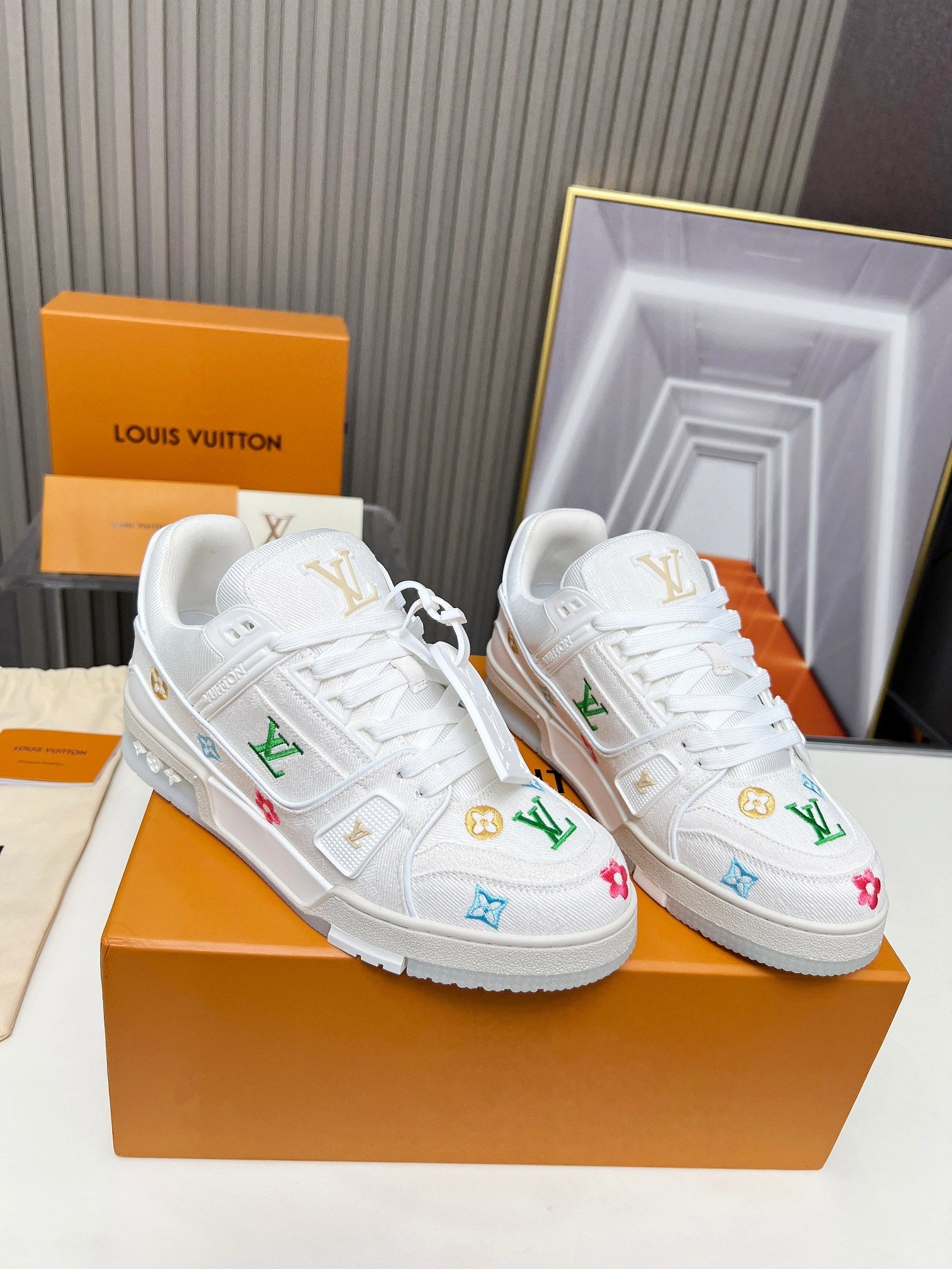 LVE LOGO TRAINER (pre-order)