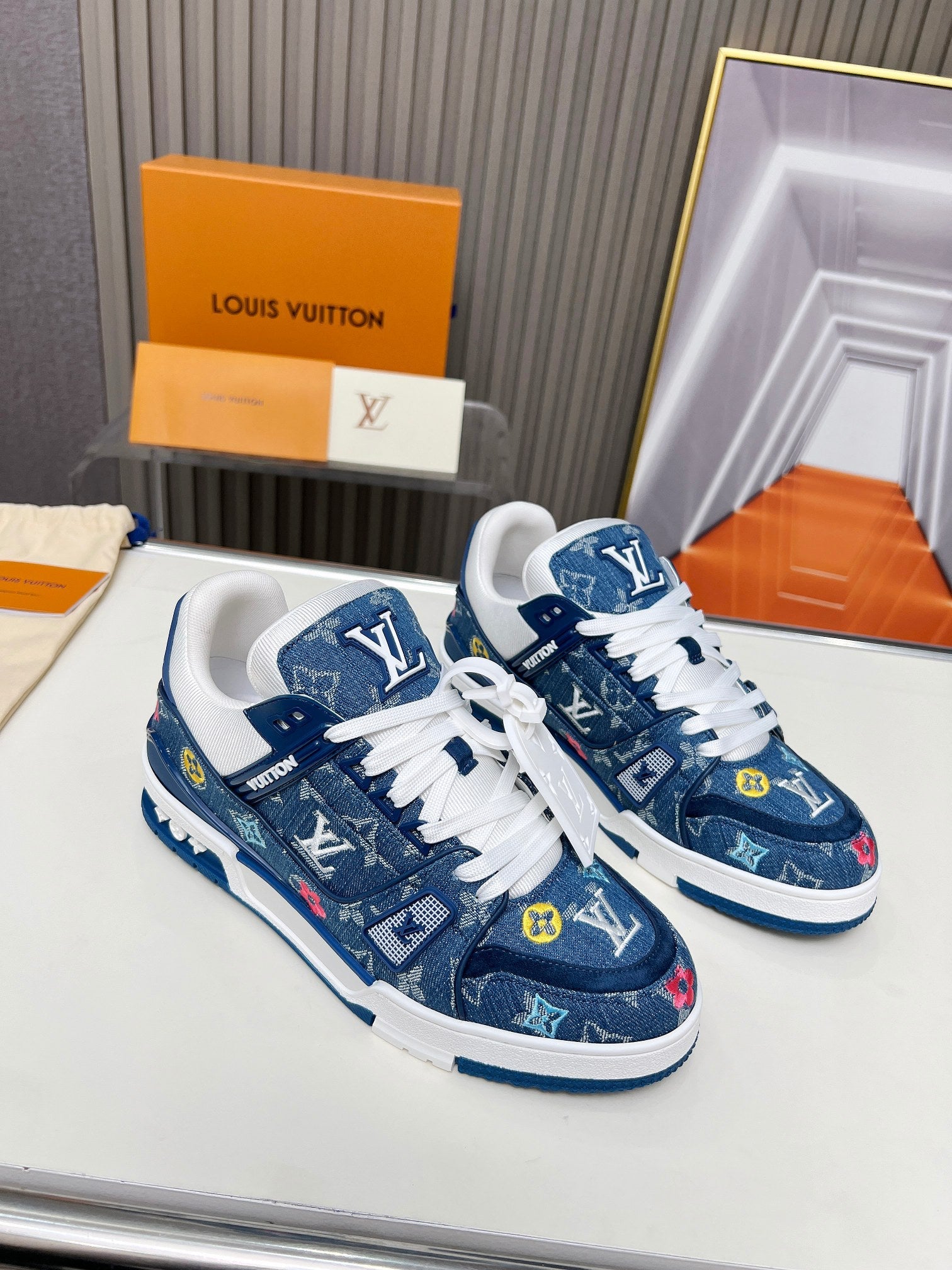 LVE LOGO TRAINERS (pre-order)