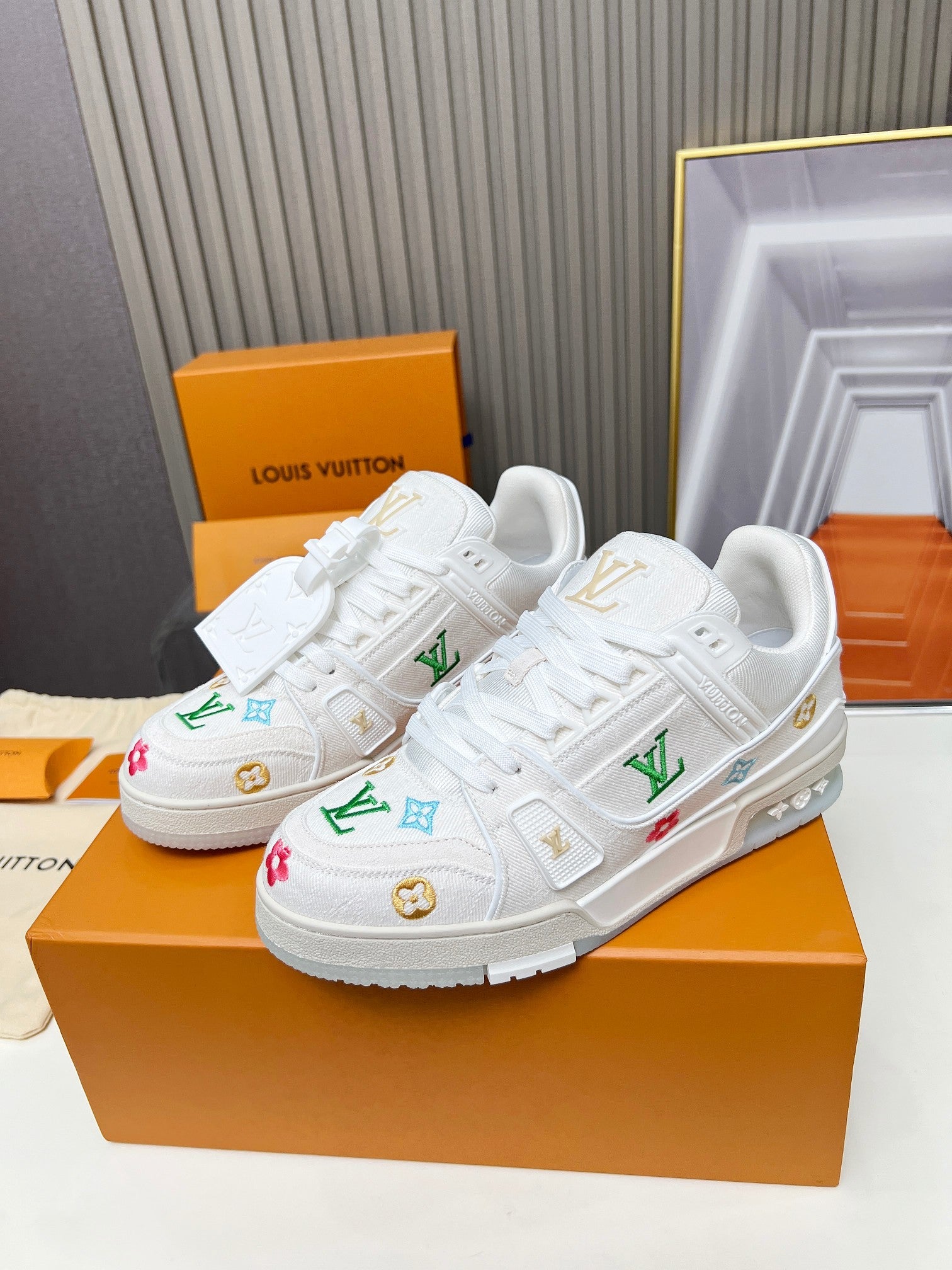 LVE LOGO TRAINER (pre-order)