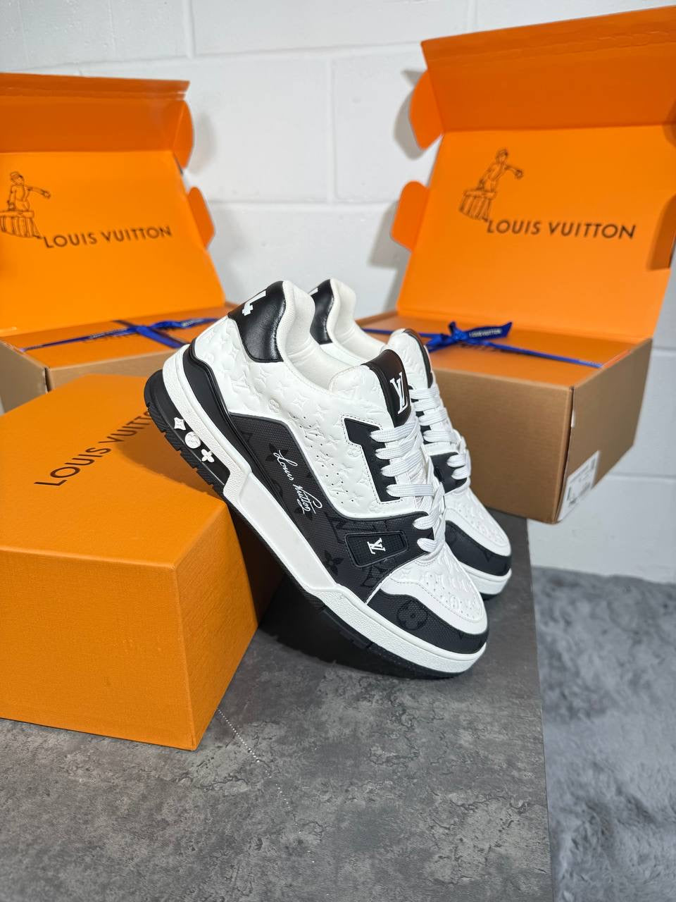 LV trainers Logo black & White