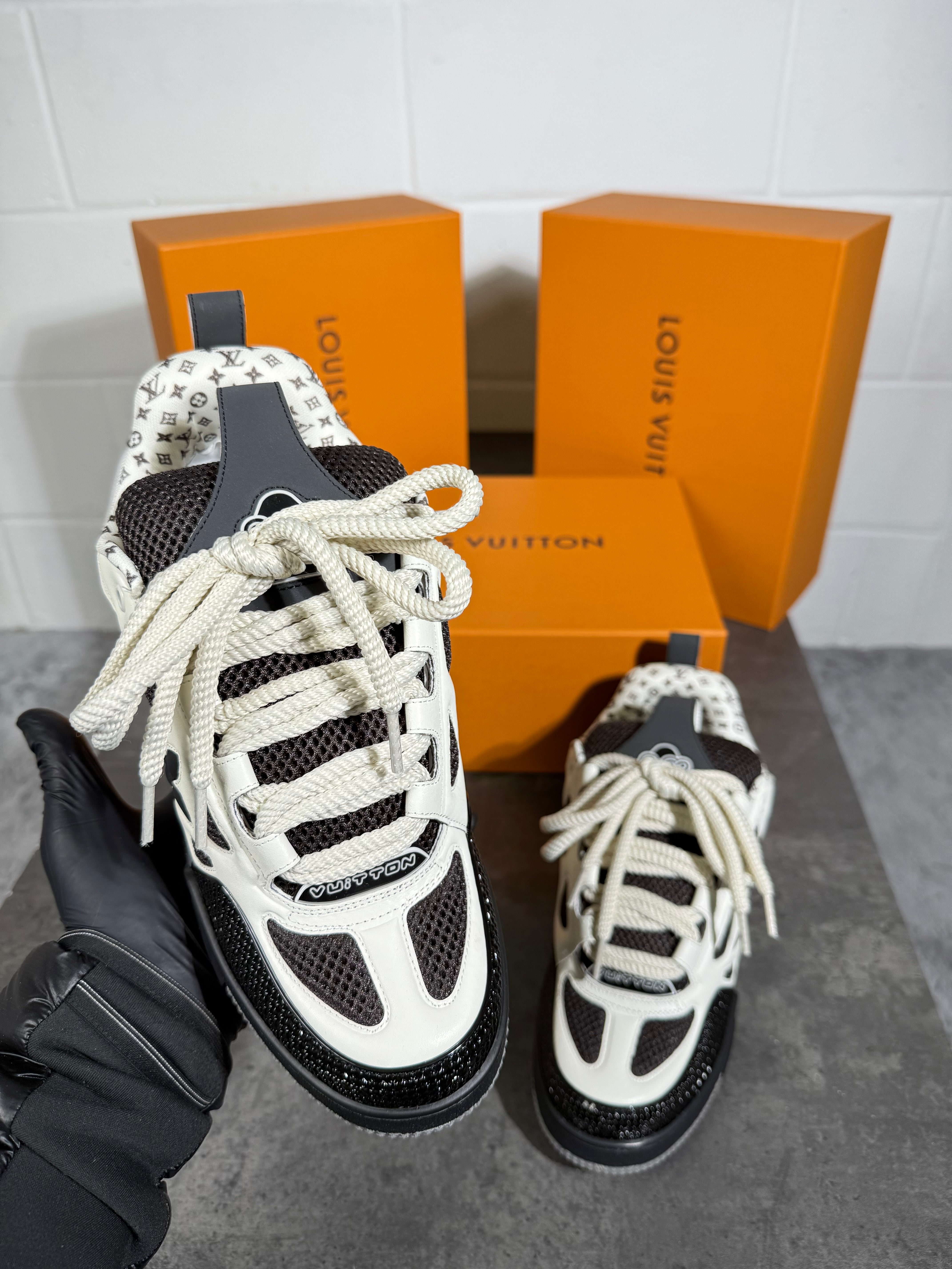 LV skates white & grey