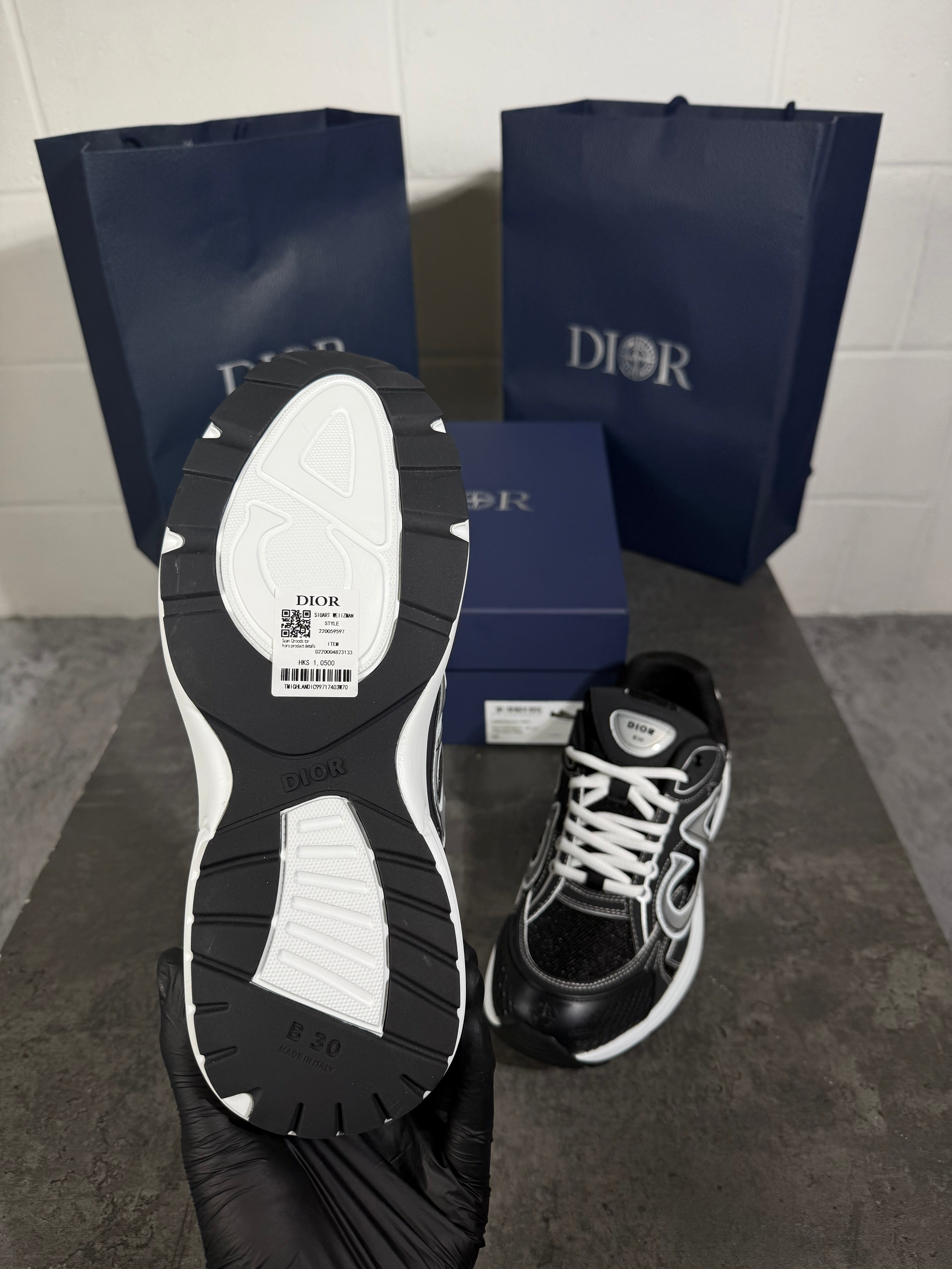 SI x B30 black and white