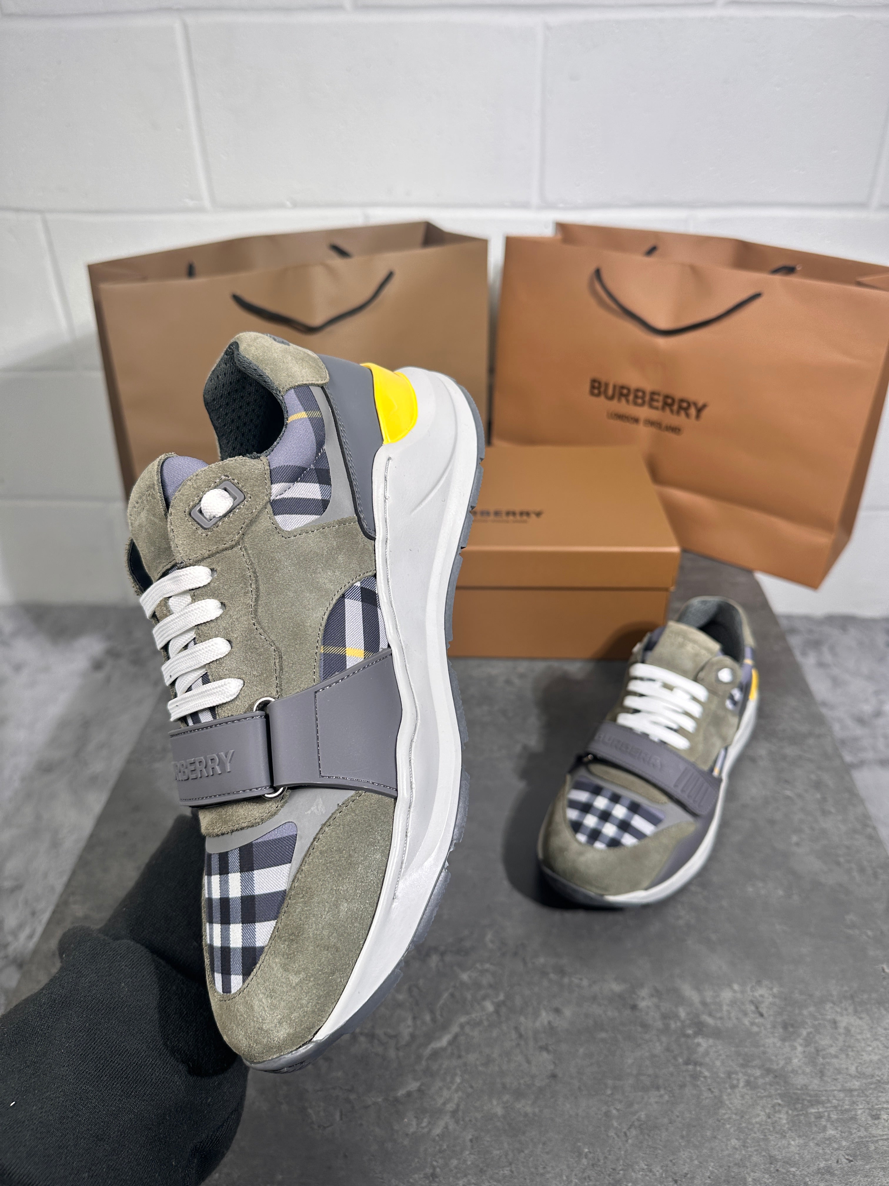 Burberry trainer light green