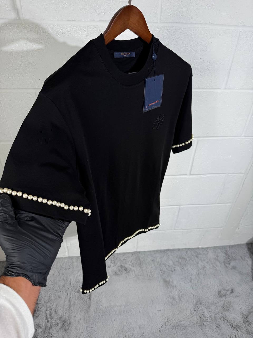 LVE PEARLS TEE BLACK