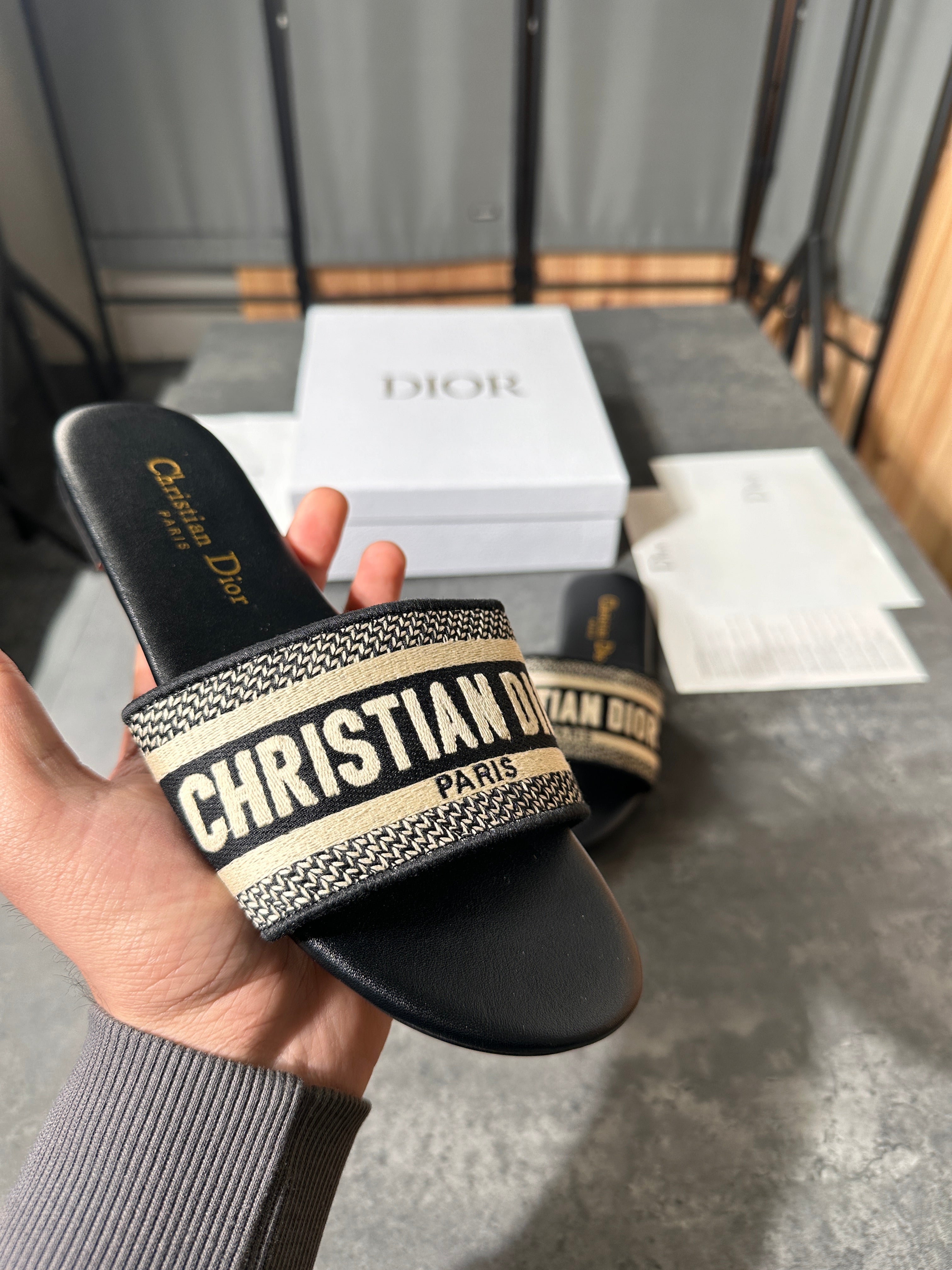 ChriS IOR - slides black