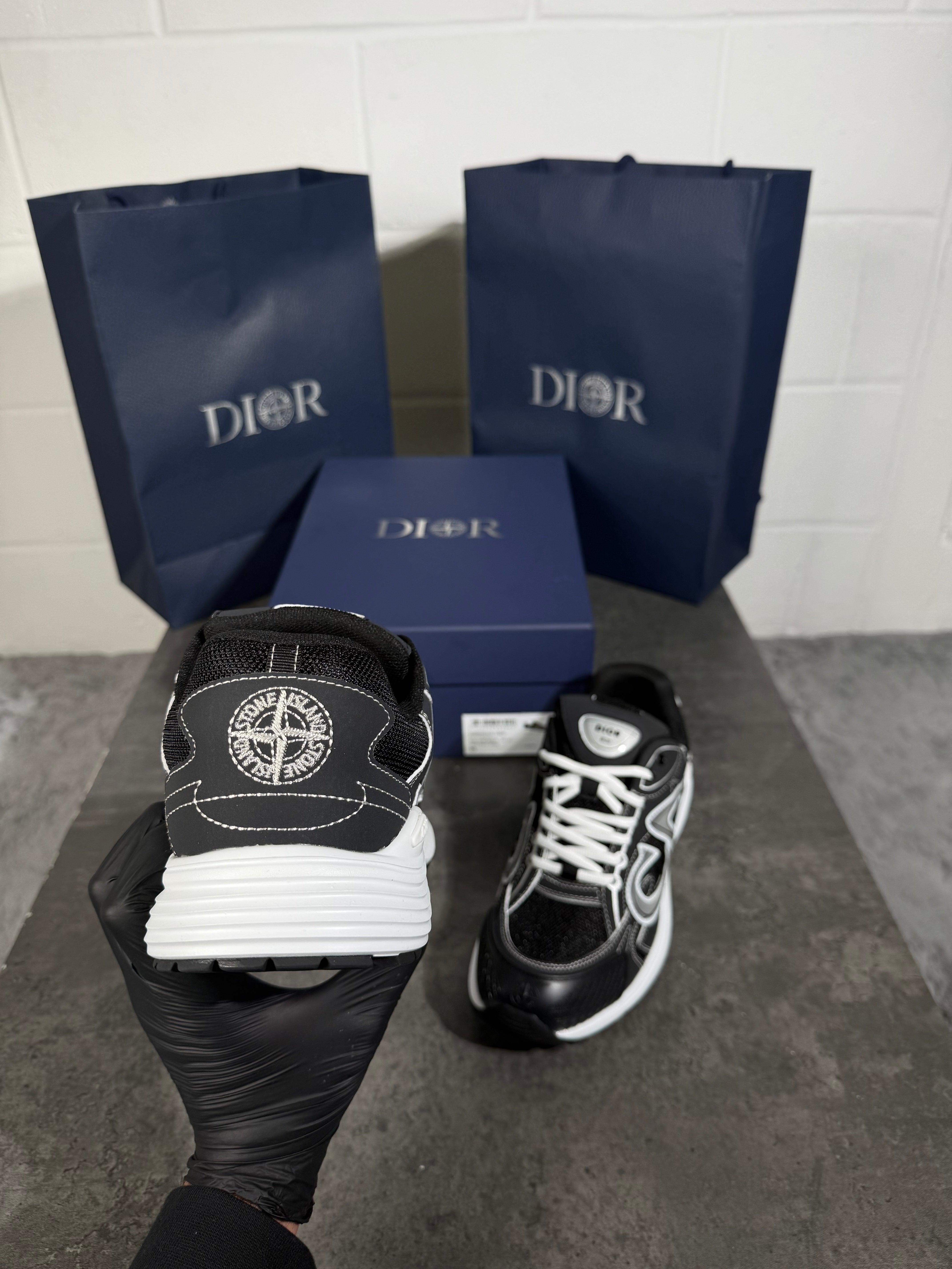 SI x B30 black and white