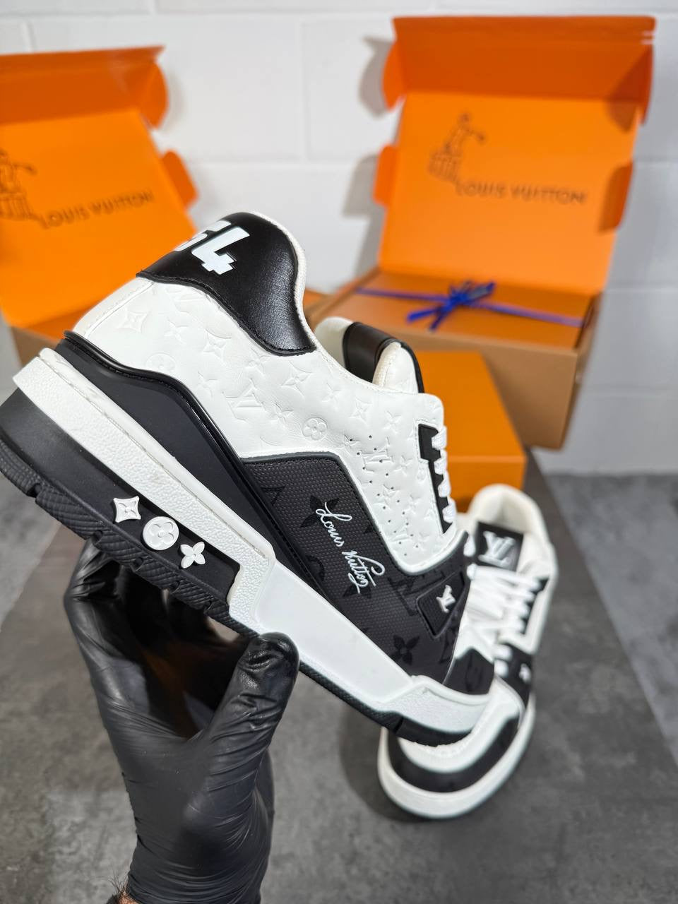 LV trainers Logo black & White