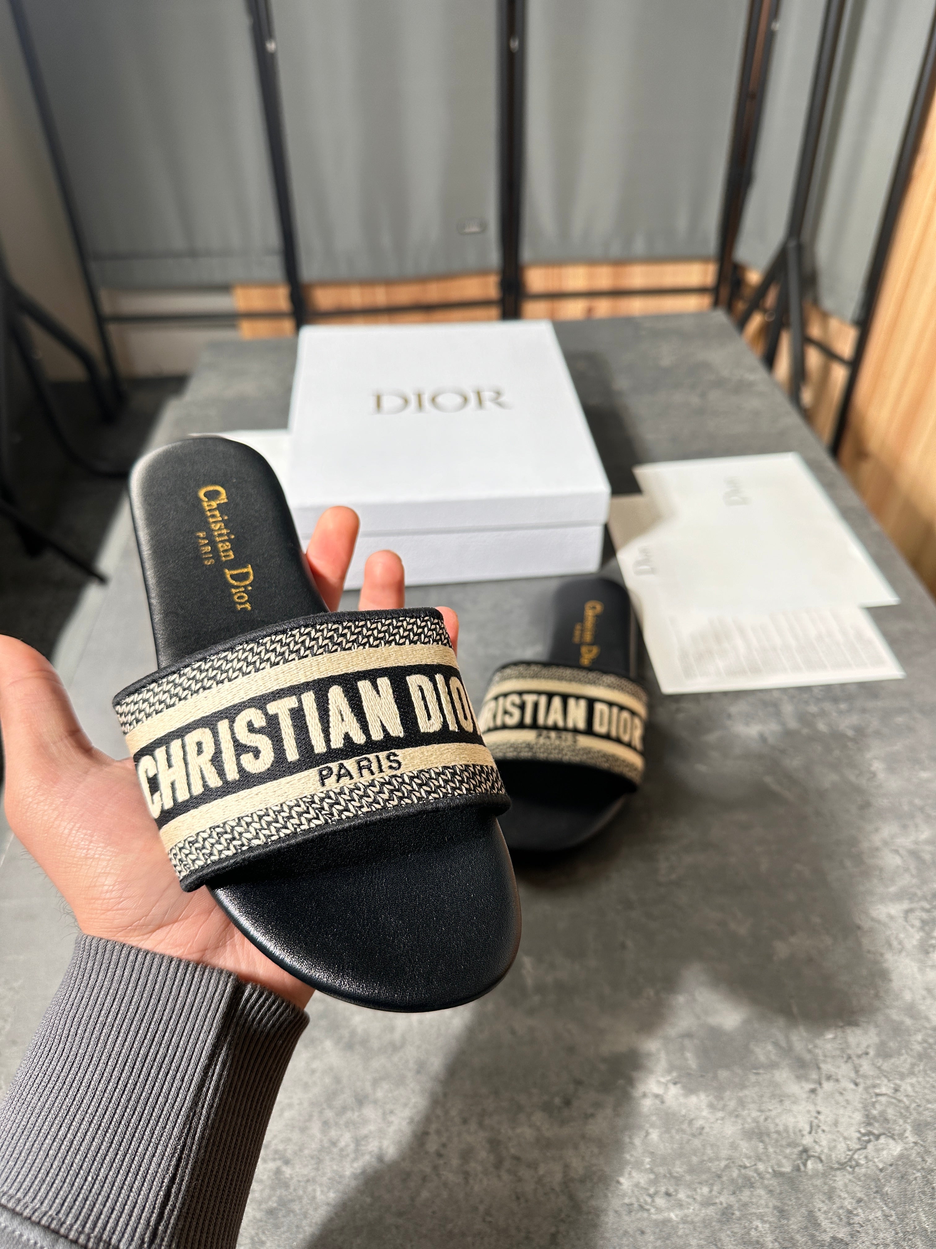 ChriS IOR - slides black