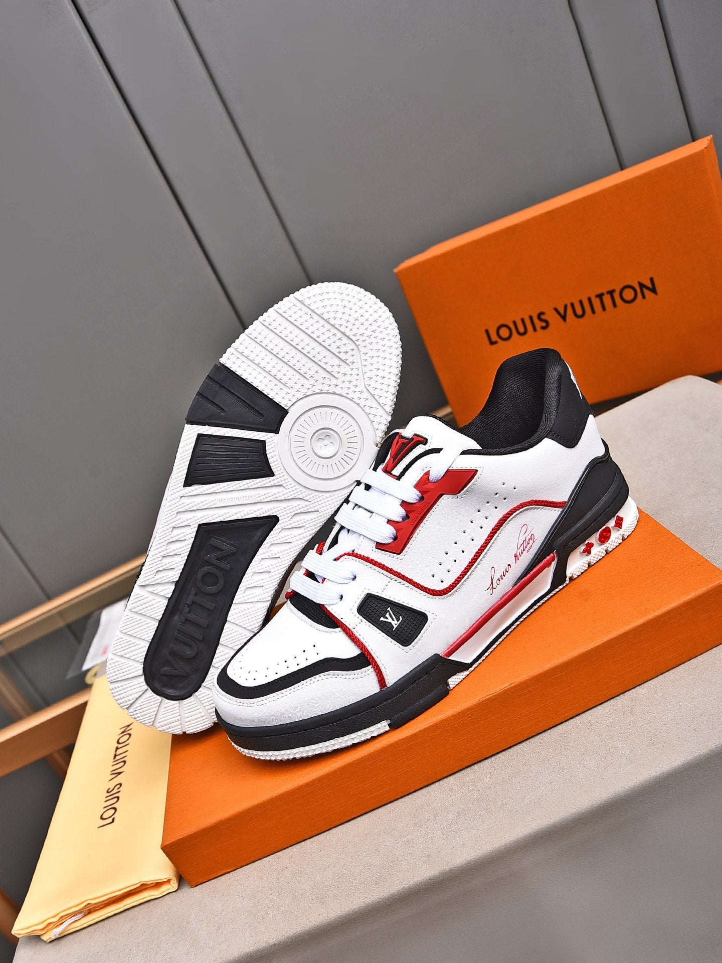 LVE WHITE & BLACK (pre-order)