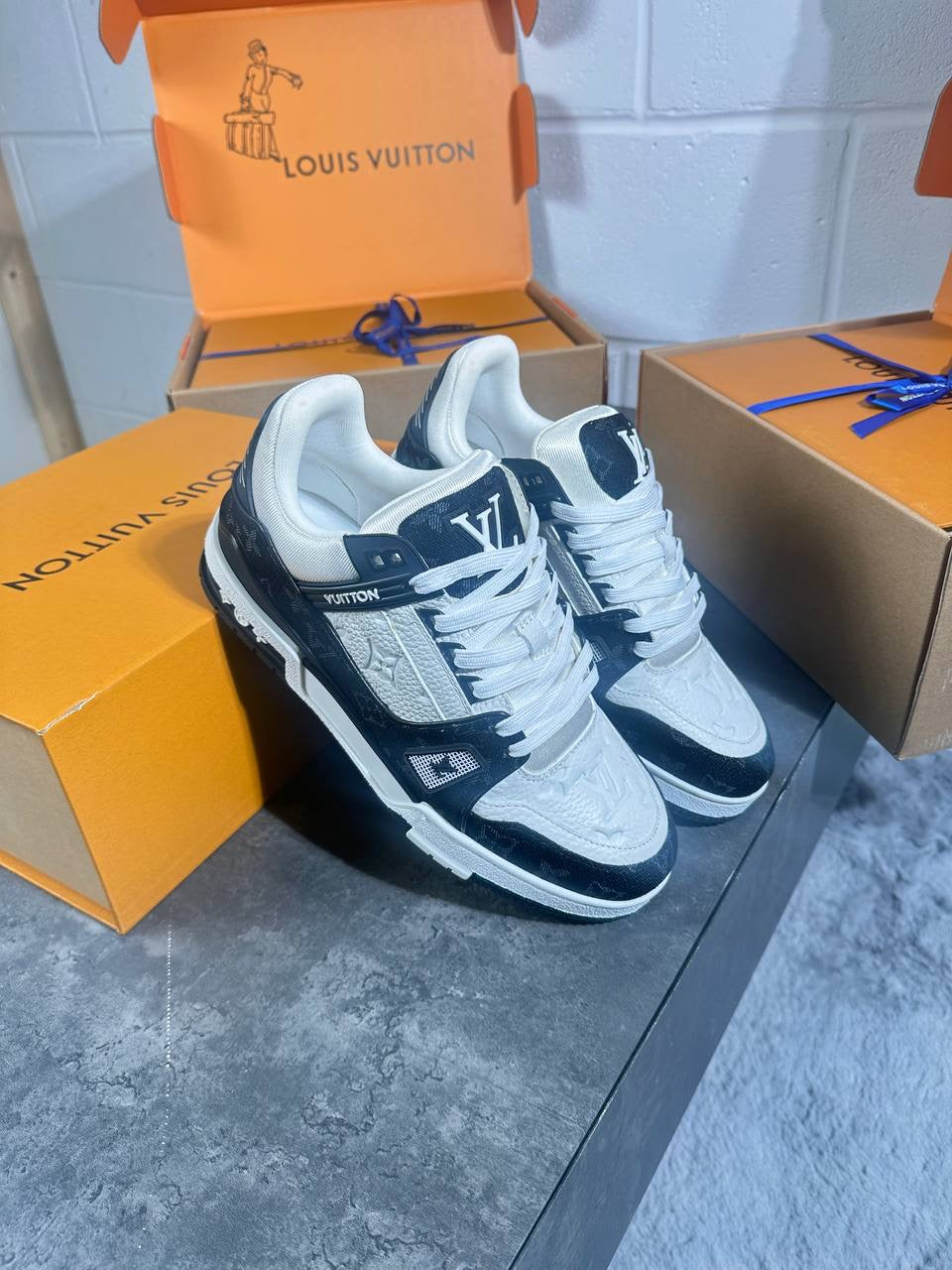 LV trainer black & white