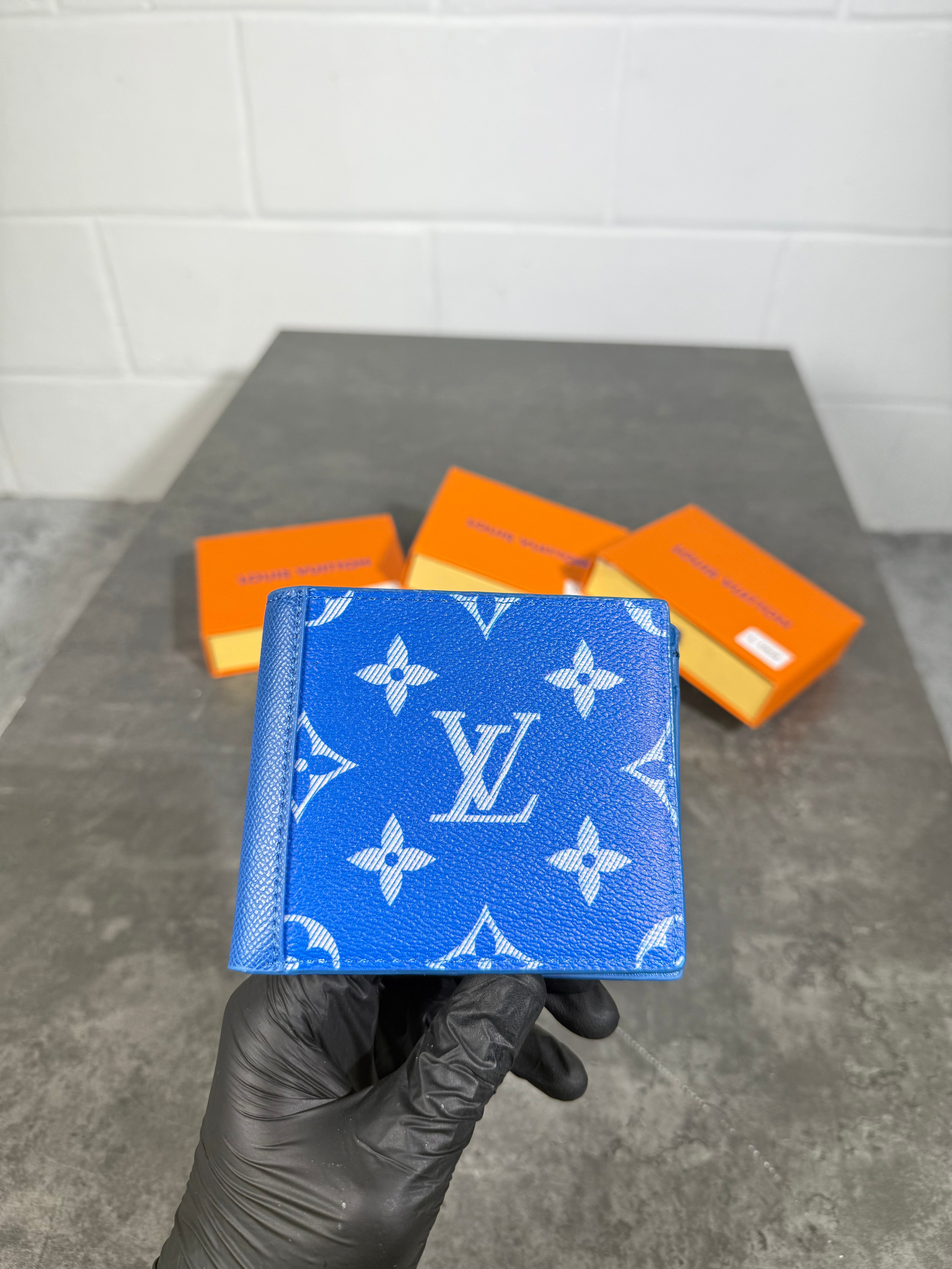 Lv wallets