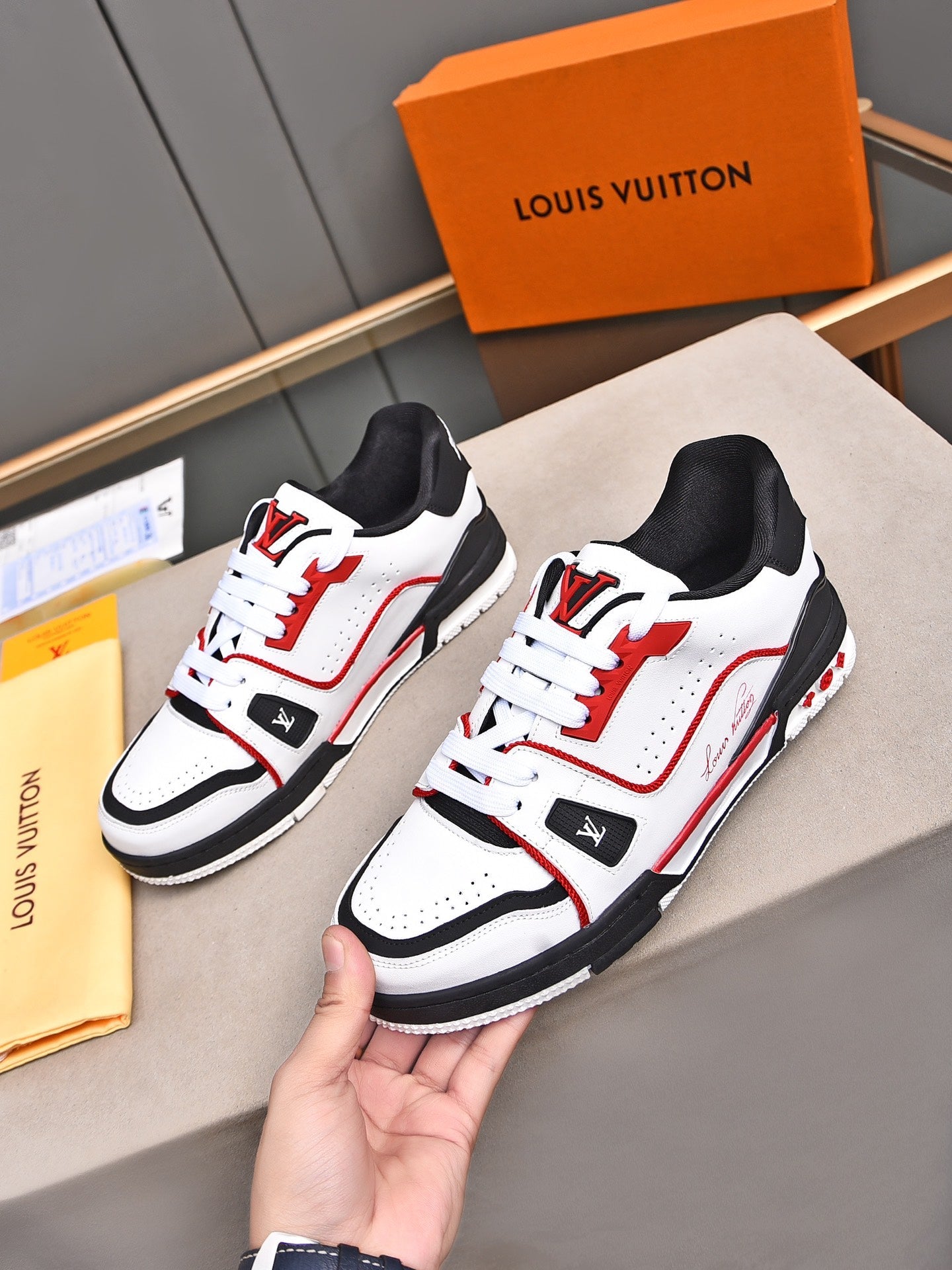 LVE WHITE & BLACK (pre-order)