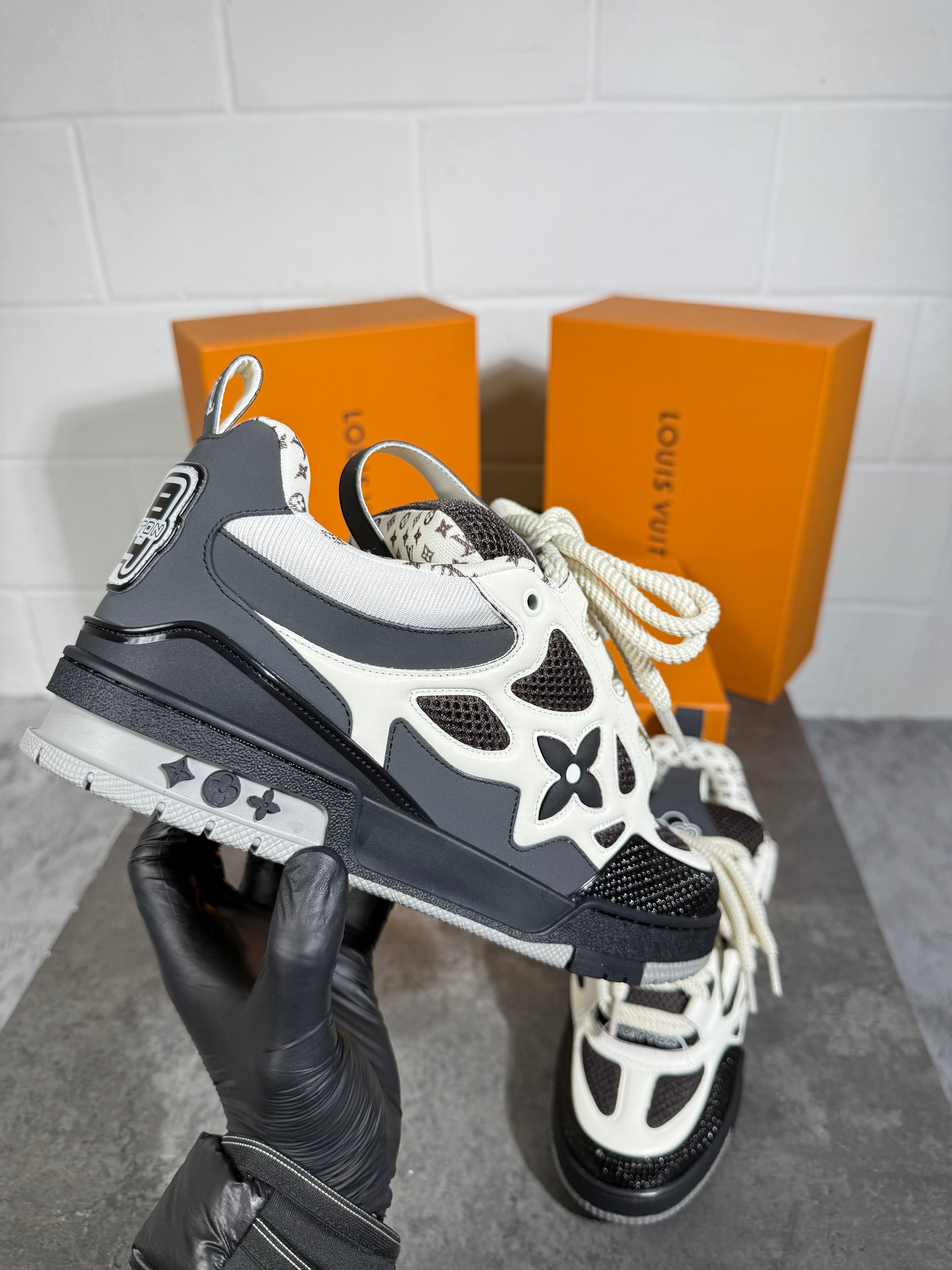 LV skates white & grey
