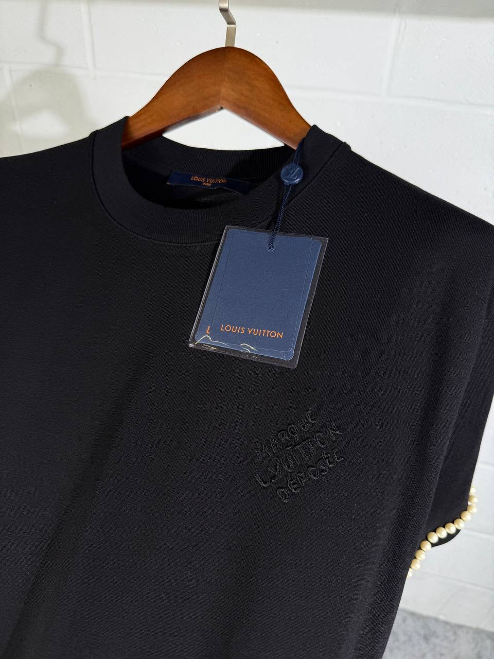 LVE PEARLS TEE BLACK