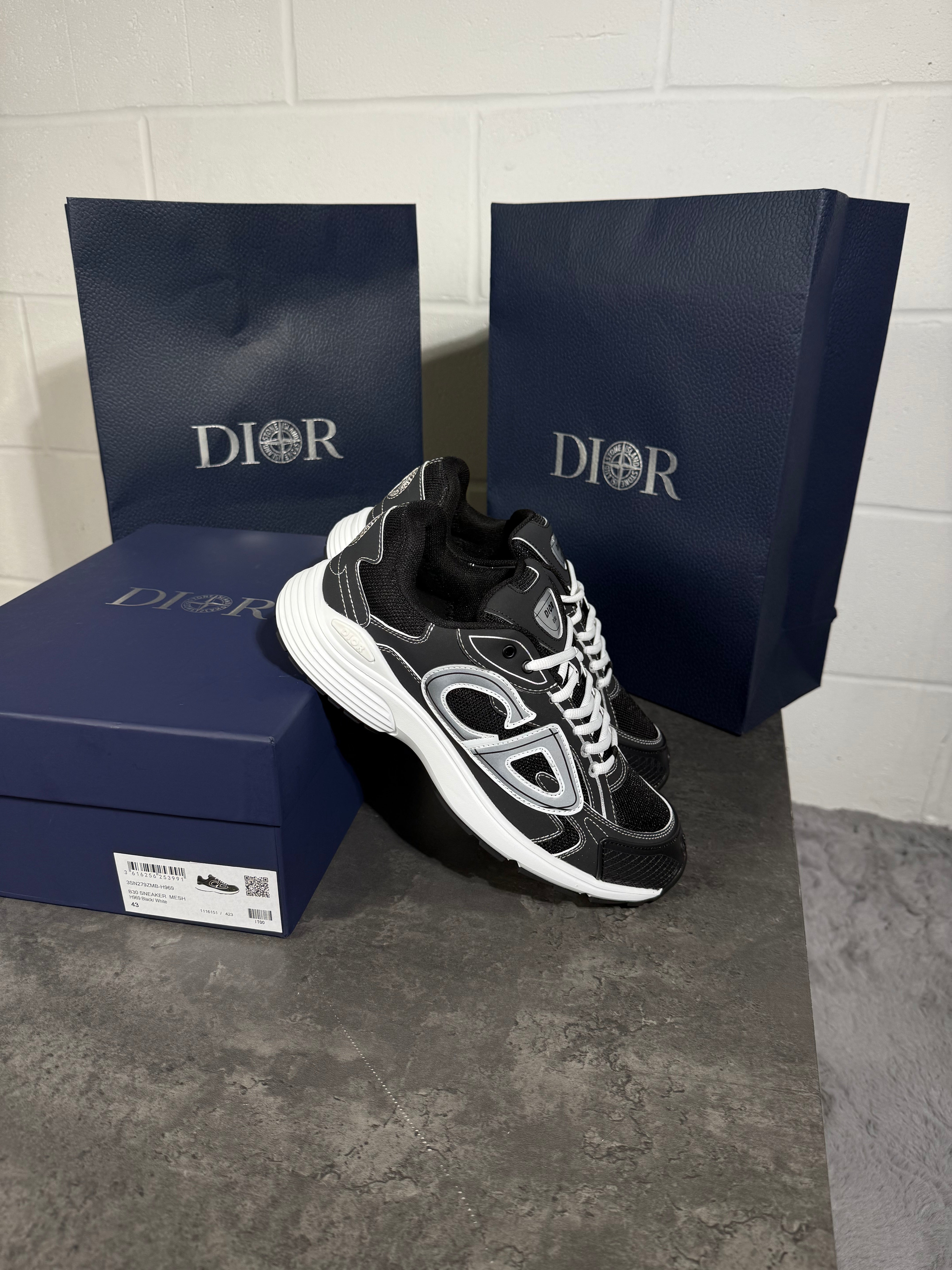 SI x B30 black and white