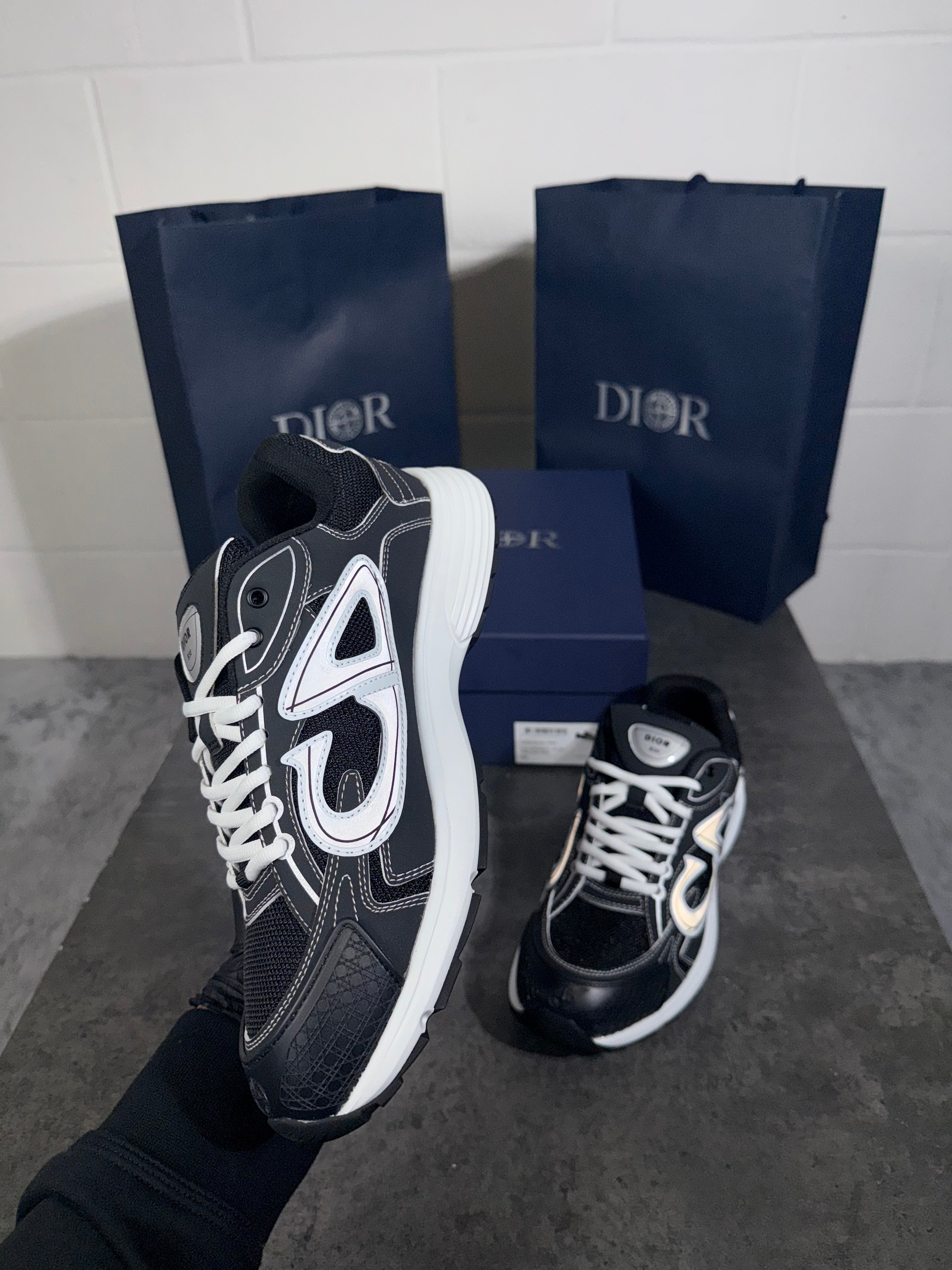 SI x B30 black and white