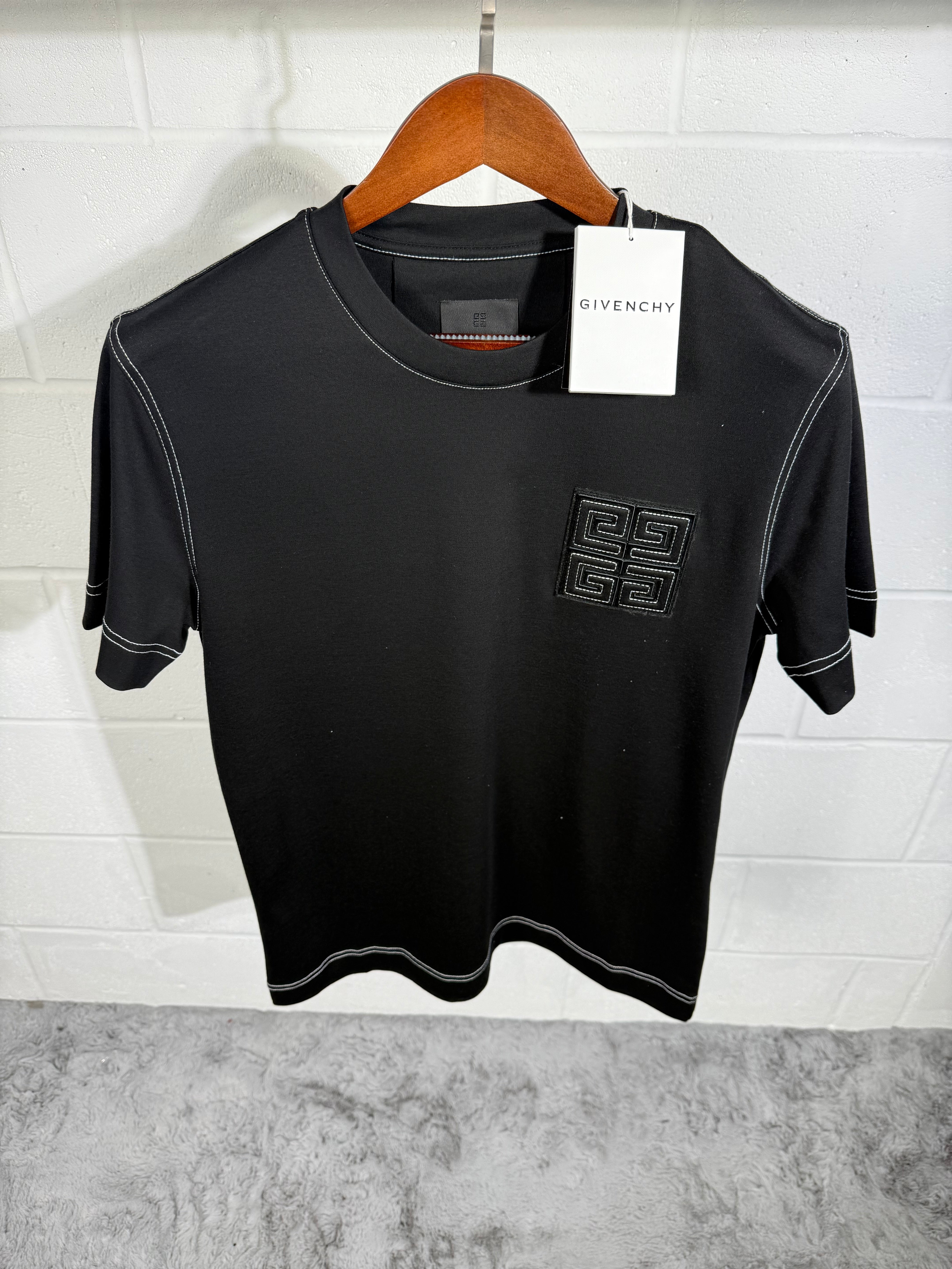GVNCHY BLACK T SHIRT