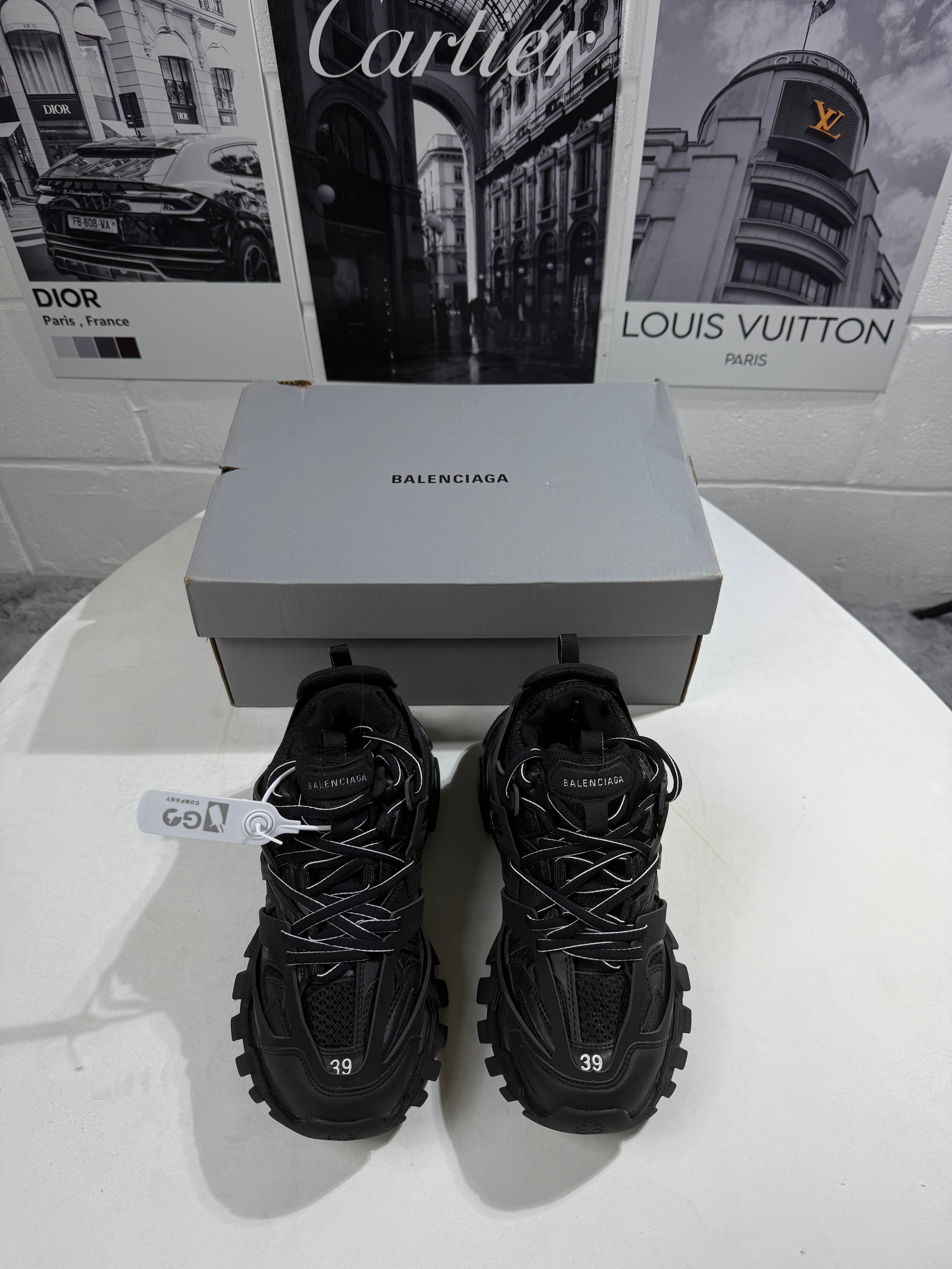 Bal tracks triple black