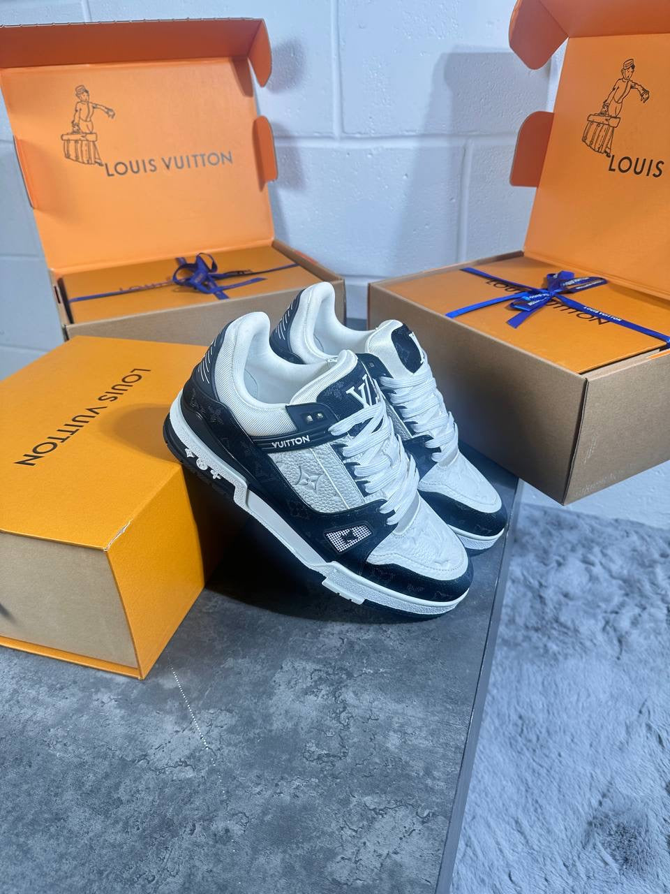 LV trainer black & white