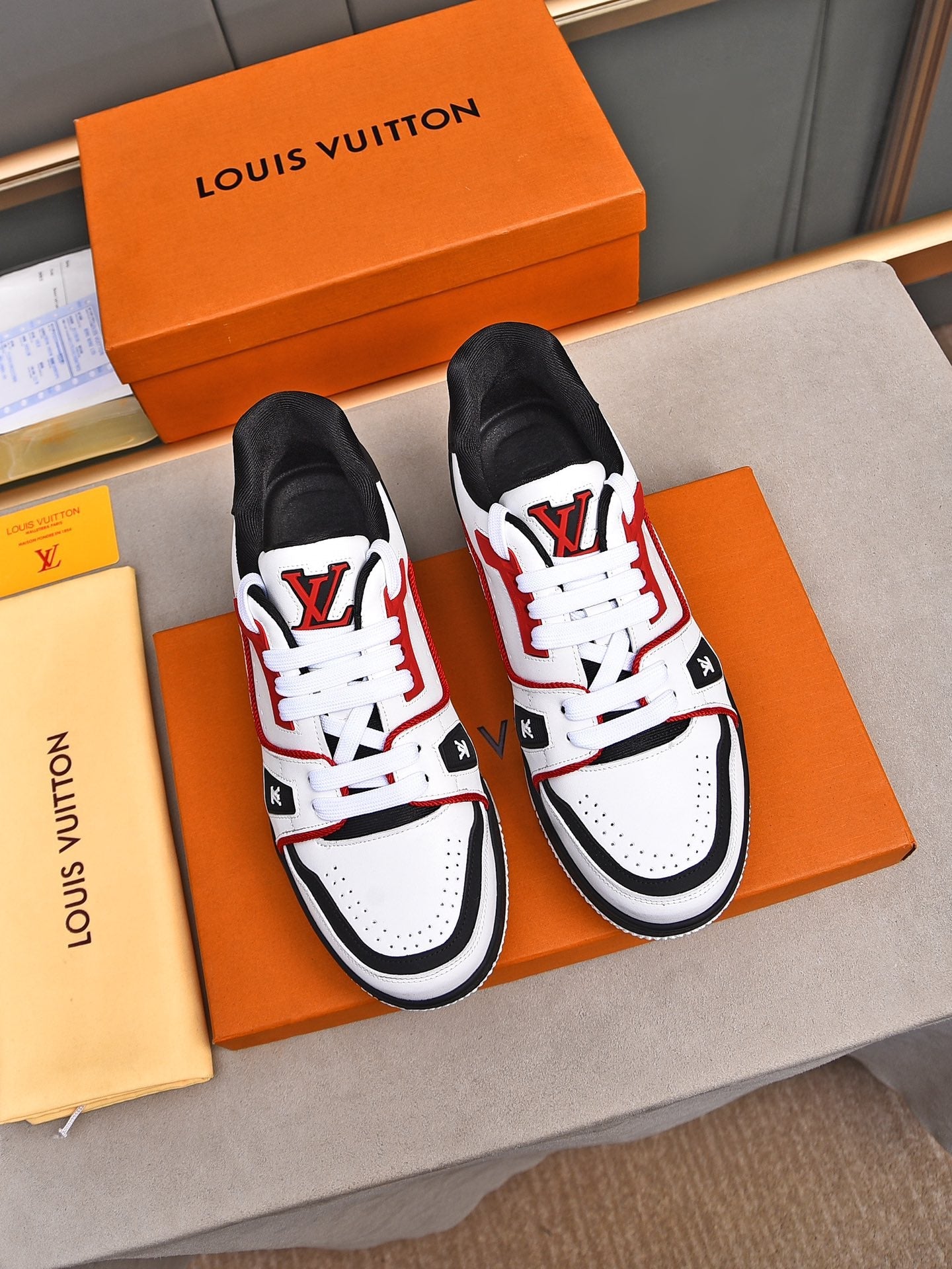 LVE WHITE & BLACK (pre-order)