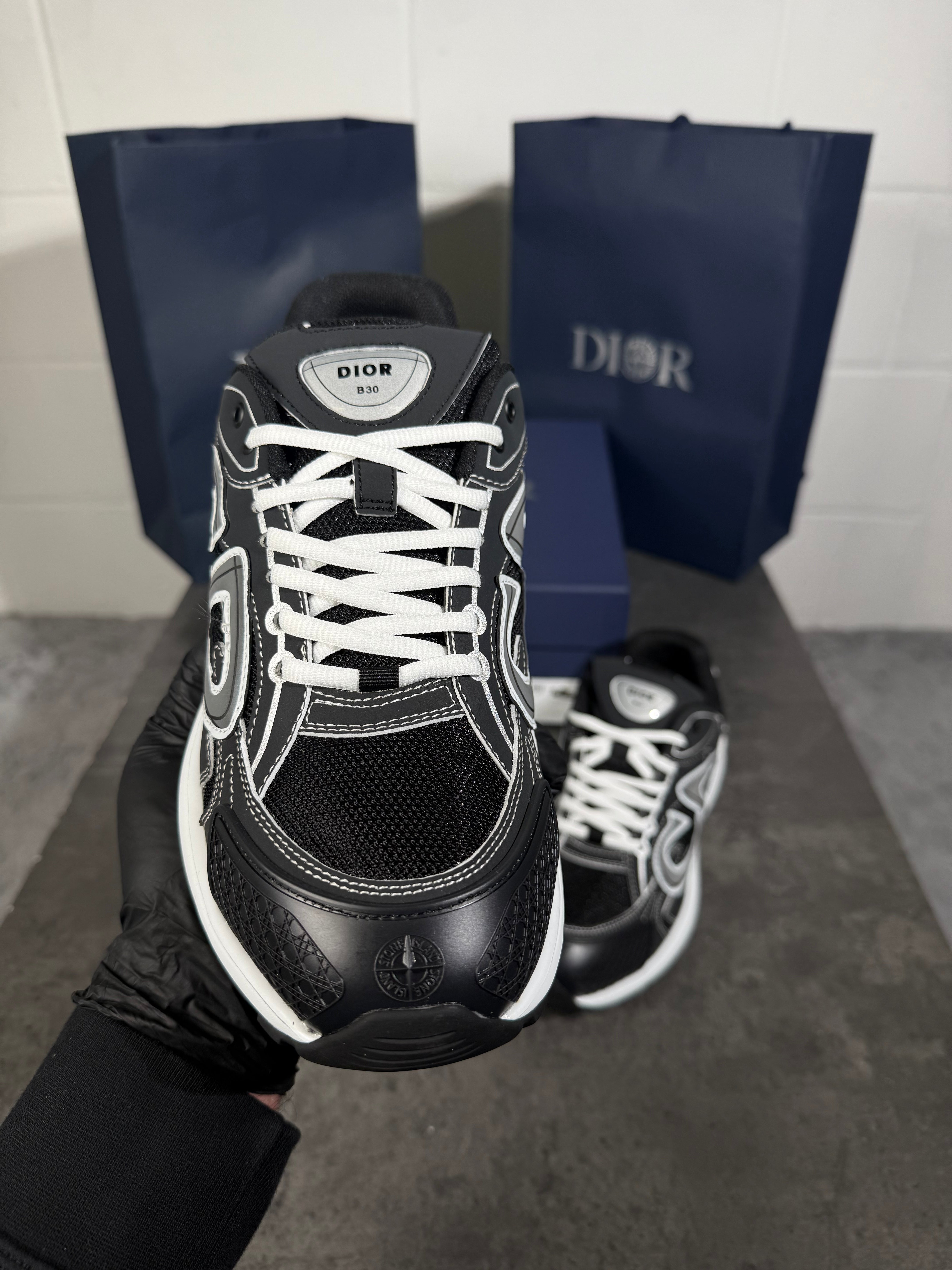 SI x B30 black and white