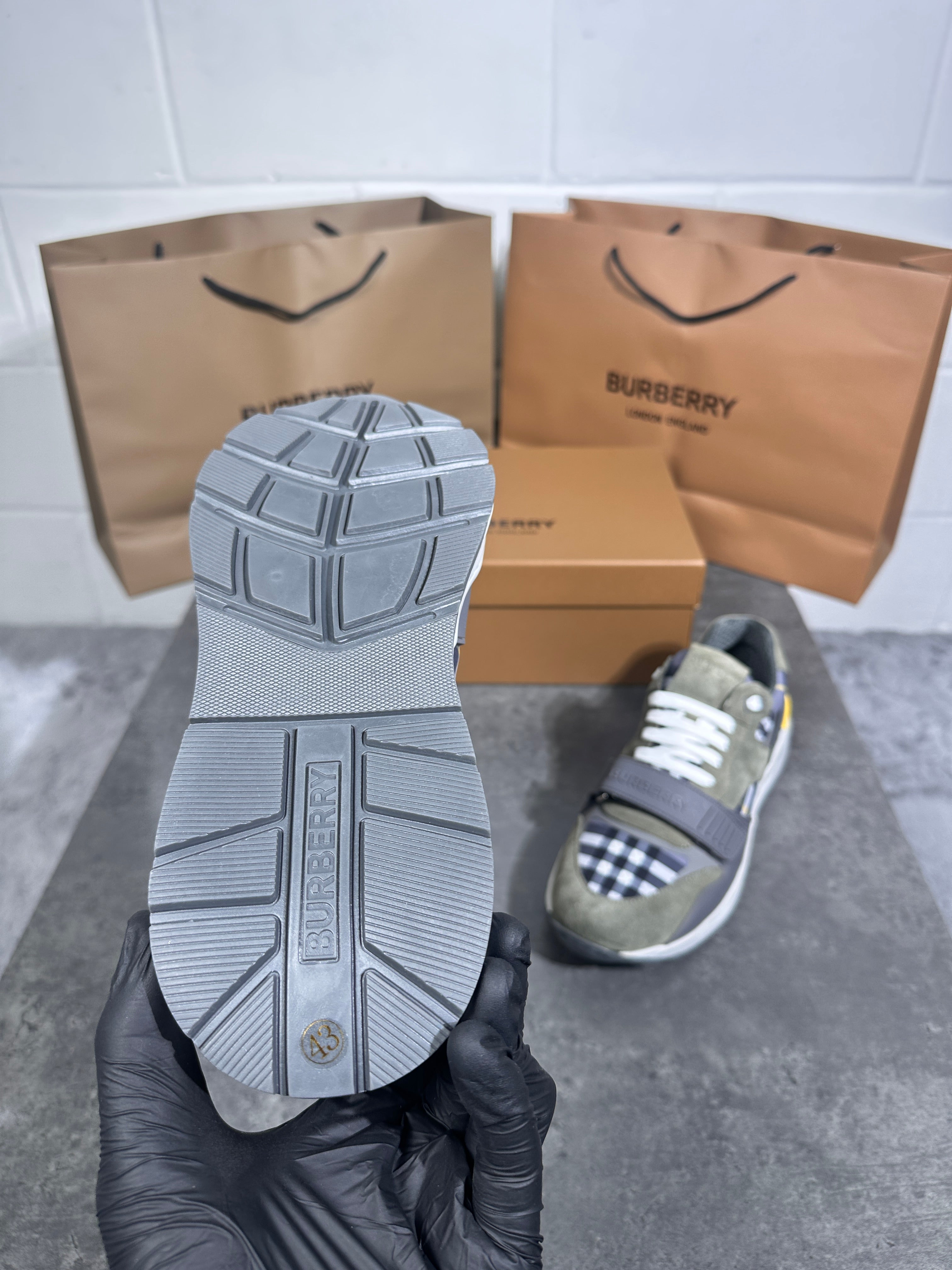 Burberry trainer light green