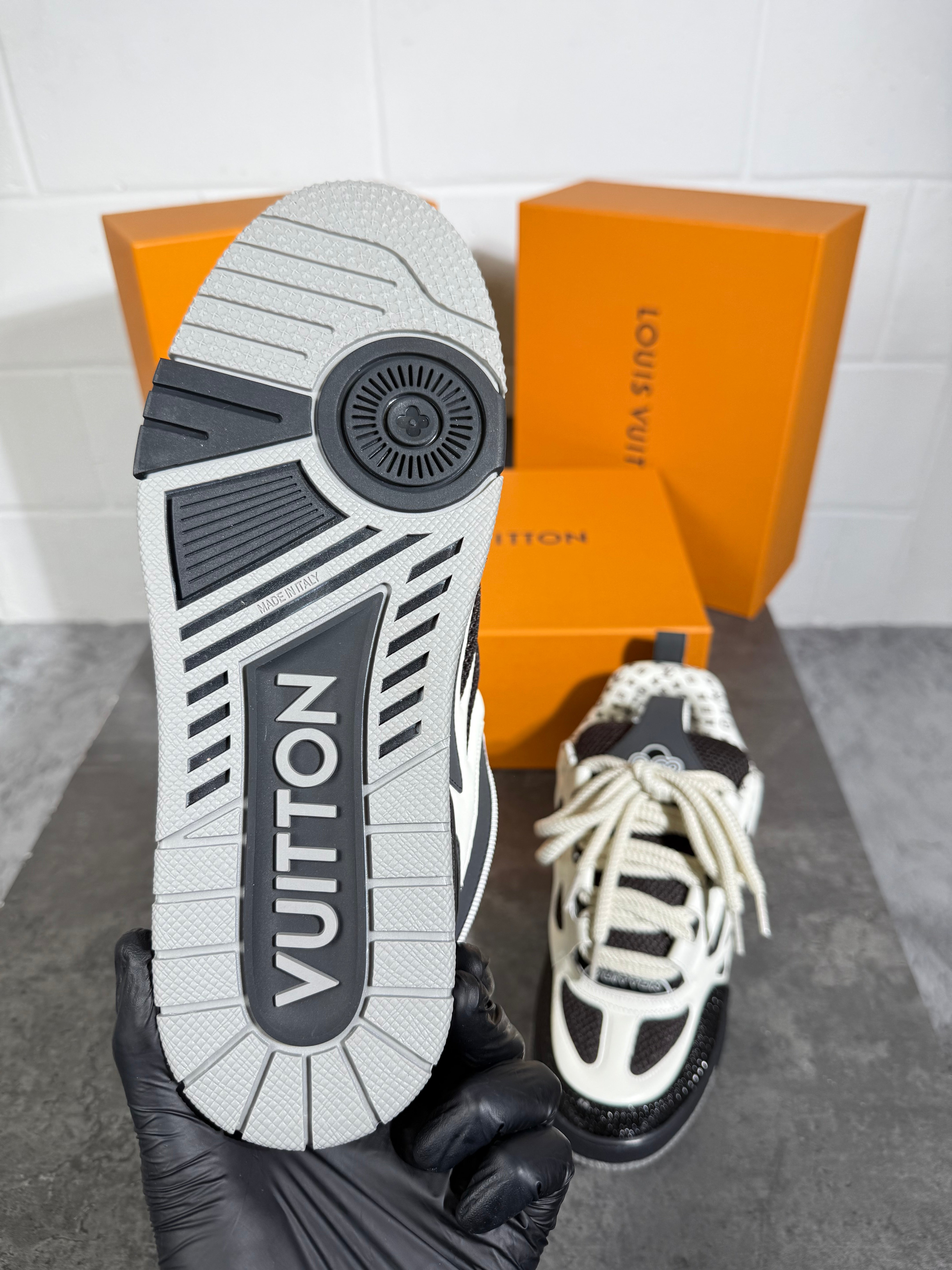 LV skates white & grey