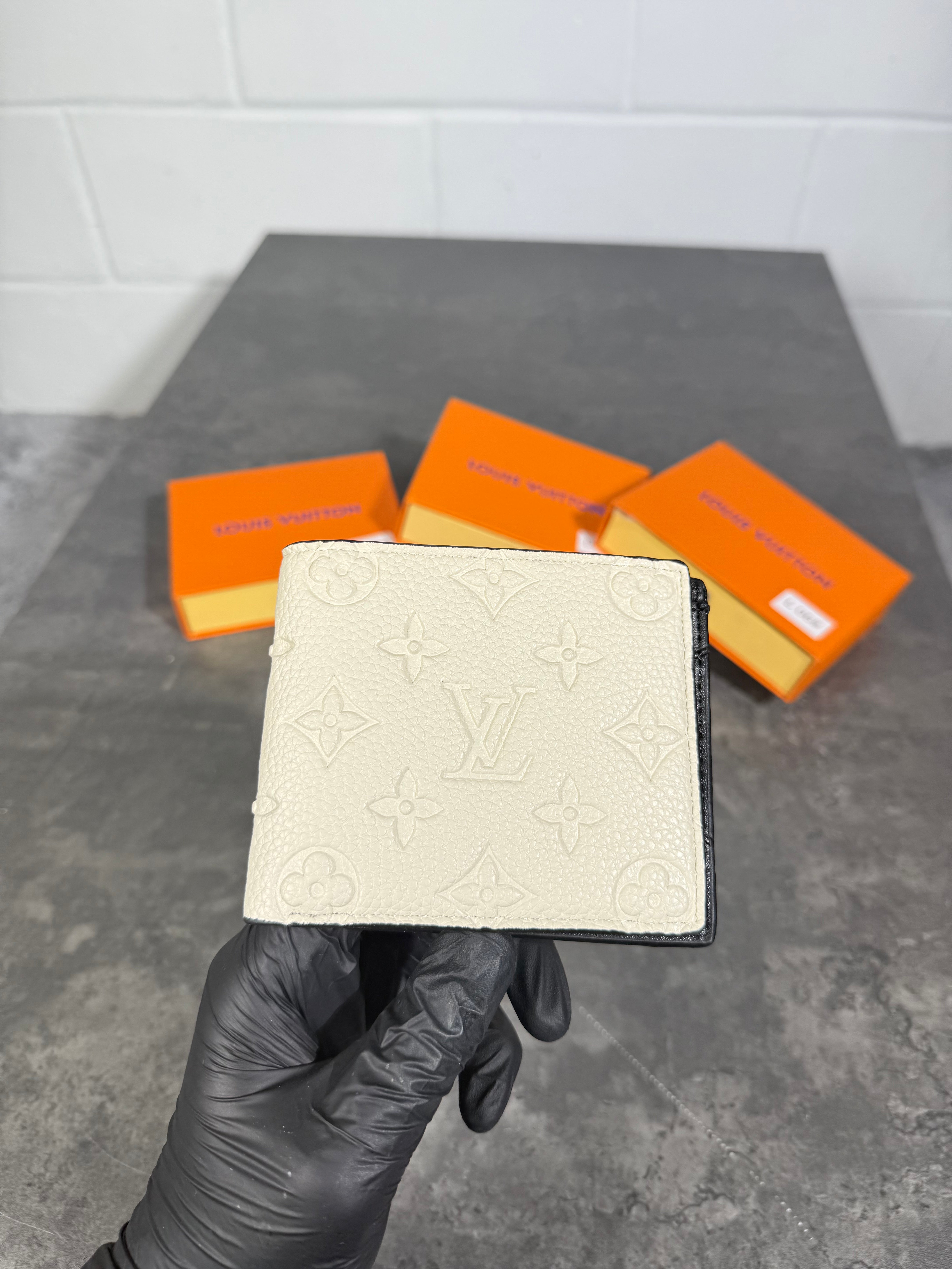 Lv wallets