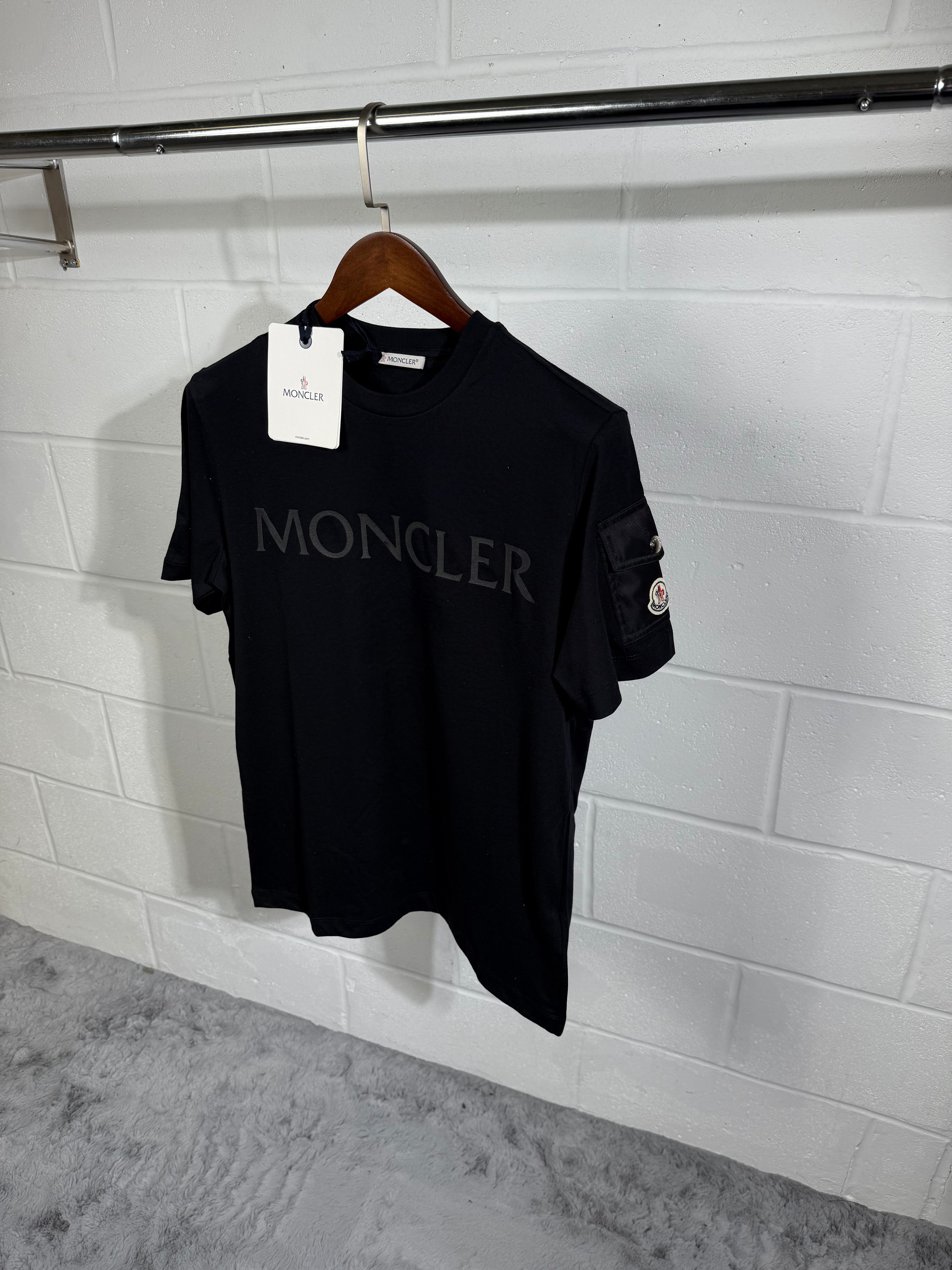 MNCLR POCKET LOGO TEE BLACK