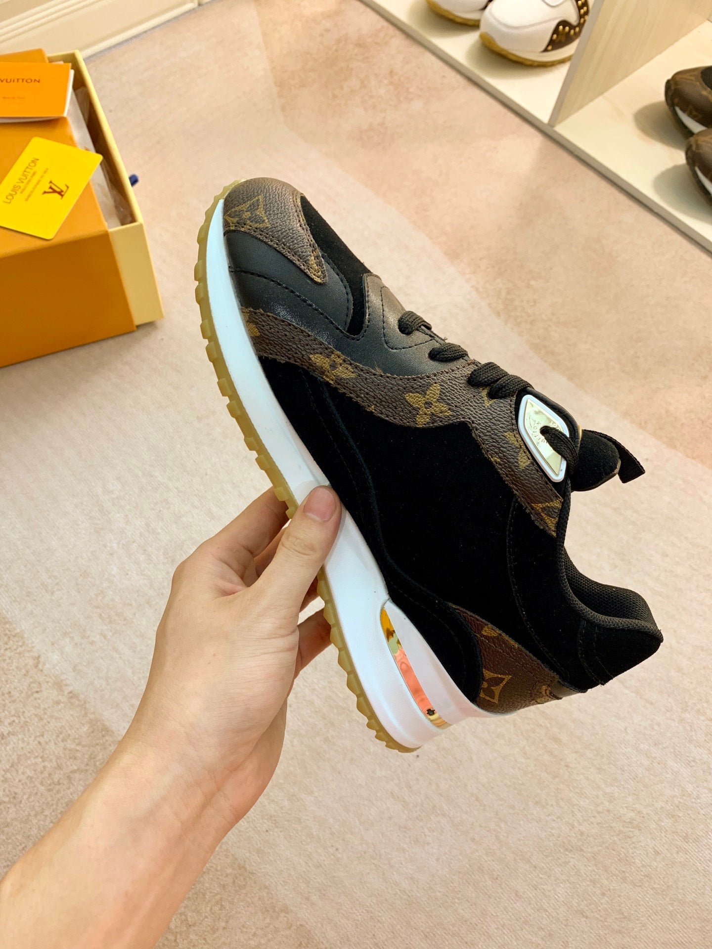 LVE RUN AWAY (pre-order)