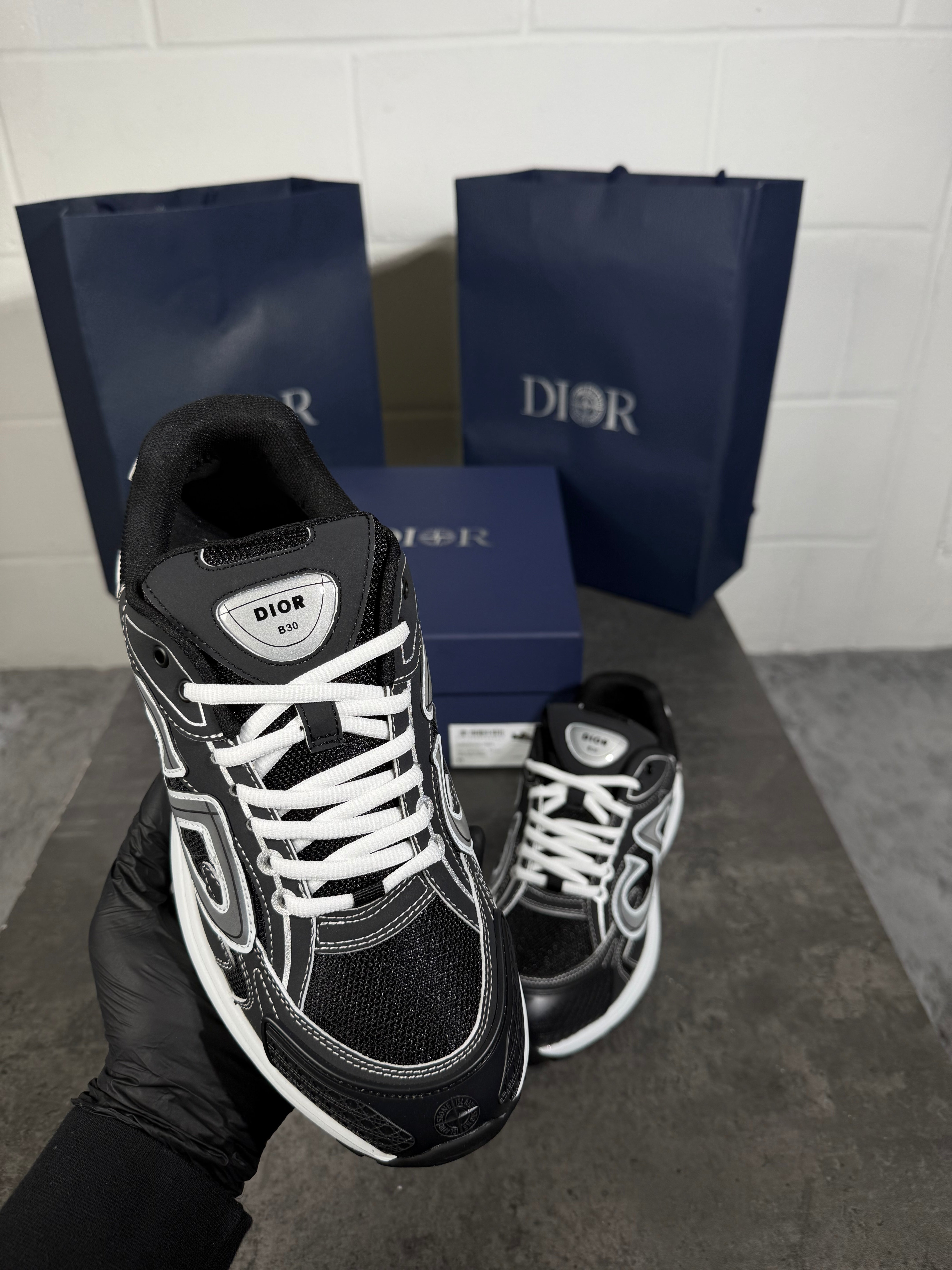 SI x B30 black and white