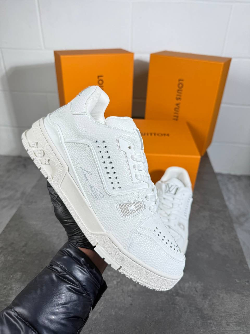 LV trainer full white with logo