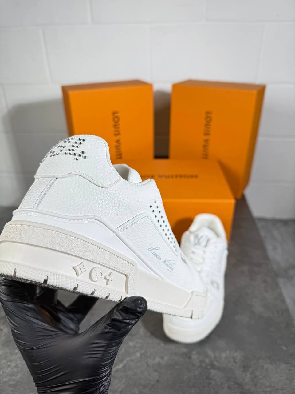 LV trainer full white with logo