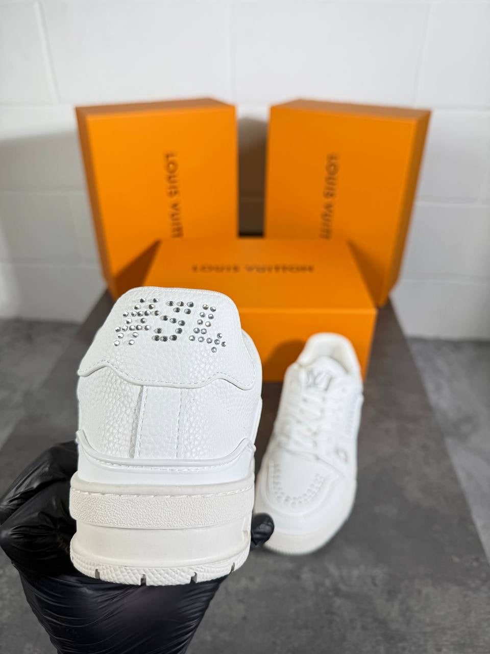 LV trainer full white with logo