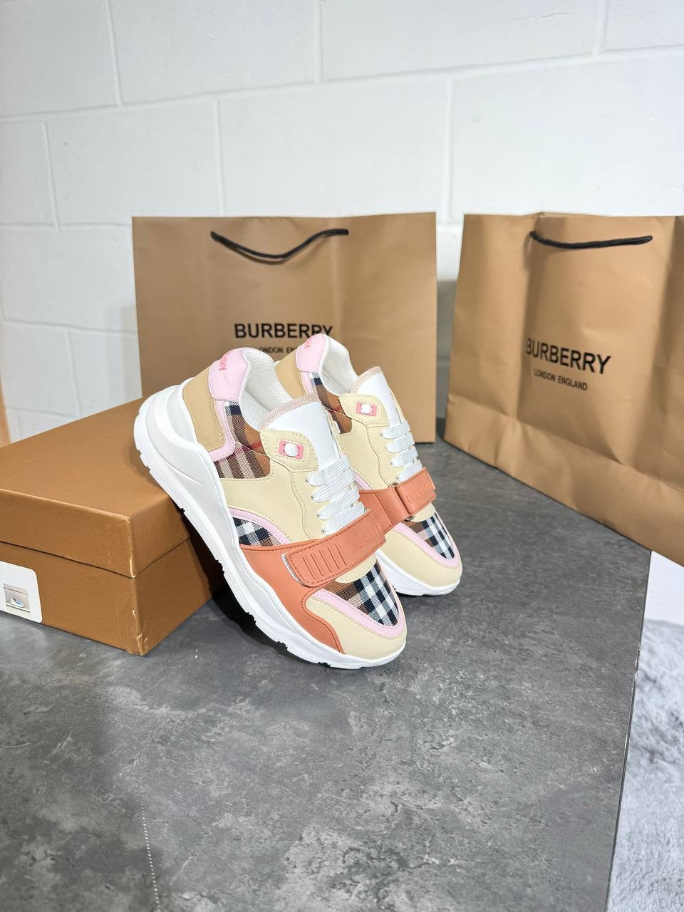 Burb erry Mens trainer pink