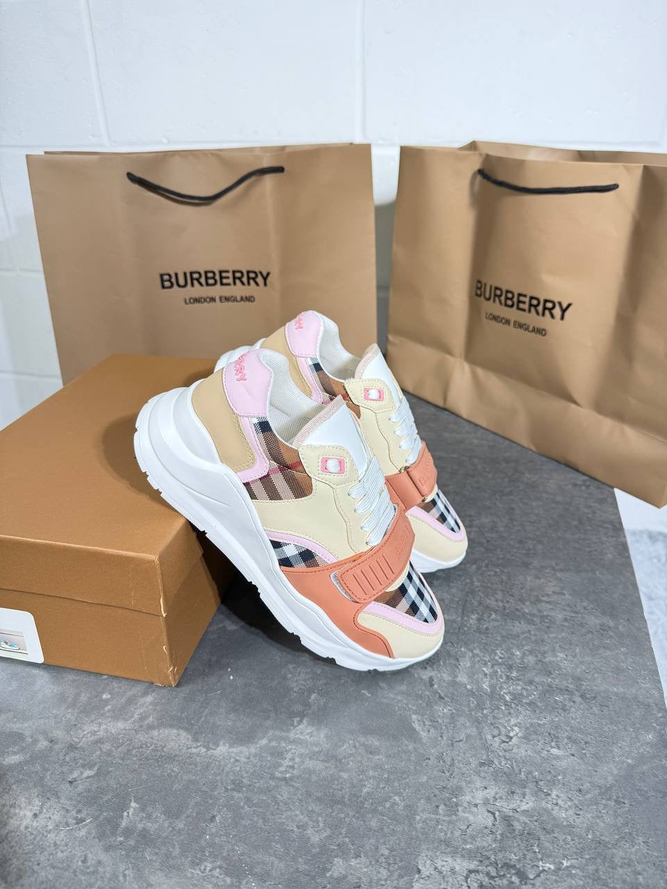 Burb erry Mens trainer pink